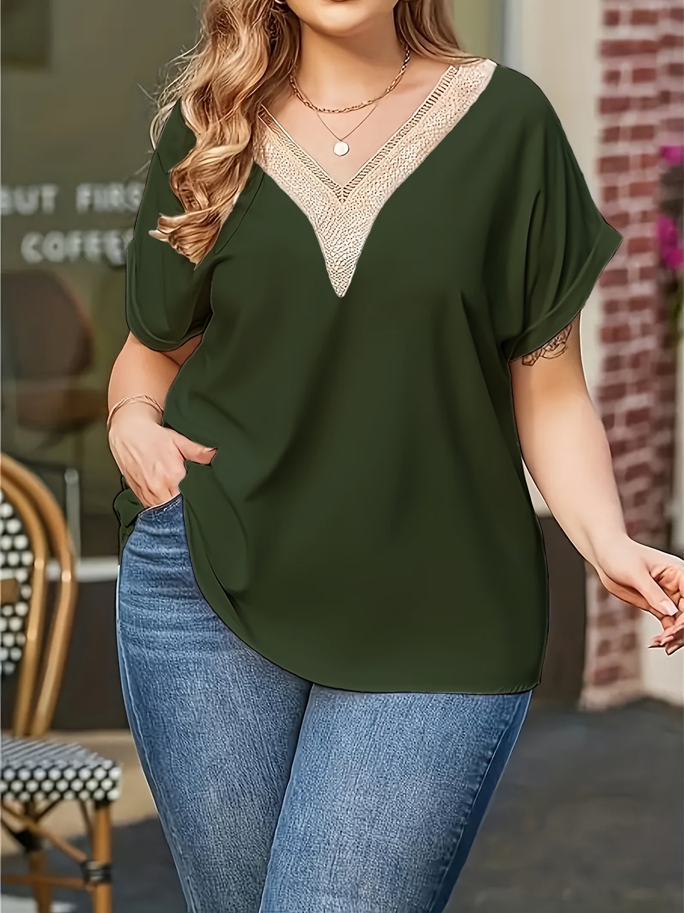 Plus o'lcham ayollar uchun V-yuqa qisqa sleeves T-shirt bir xil rangli kundalik ko'ylak