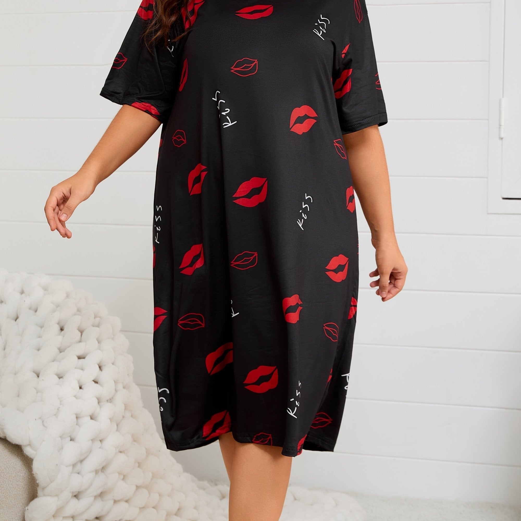 Plus Size Knit Night Dress with Lip Print Casual Lounge Sleepwear