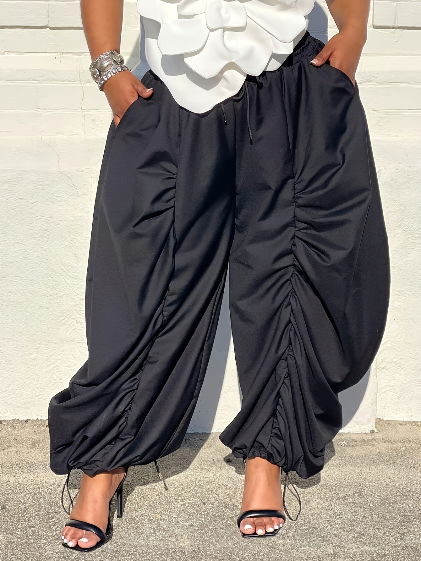 Pantalones cargo de talla grande para mujer en color verde oliva con bolsillos y cintura con cordón