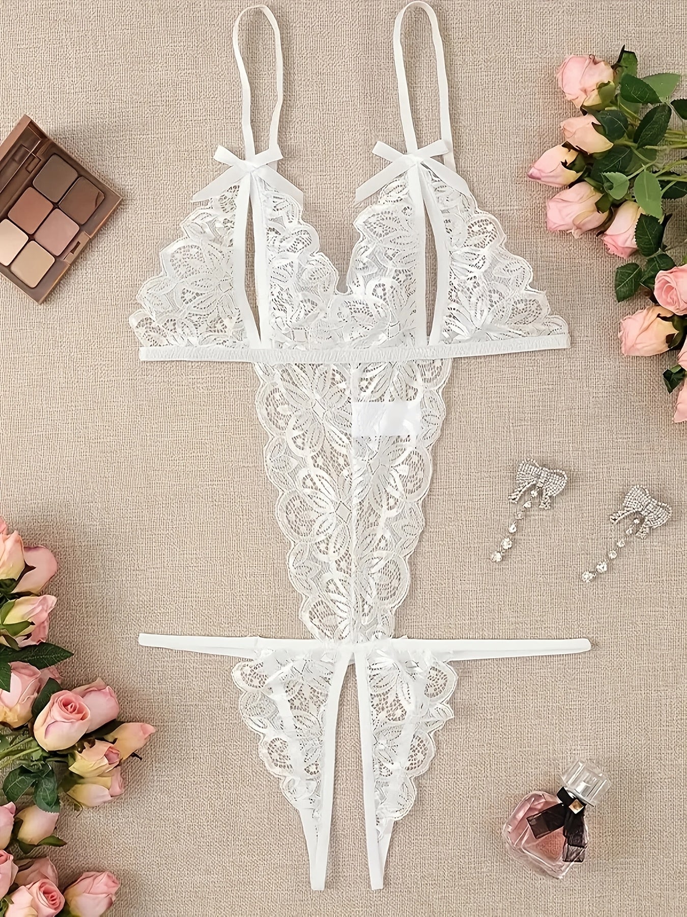 Yengil orqa va dantel thong bilan bezatilgan bow-dekorli bo'linma chashka bodysuit ayollar uchun.