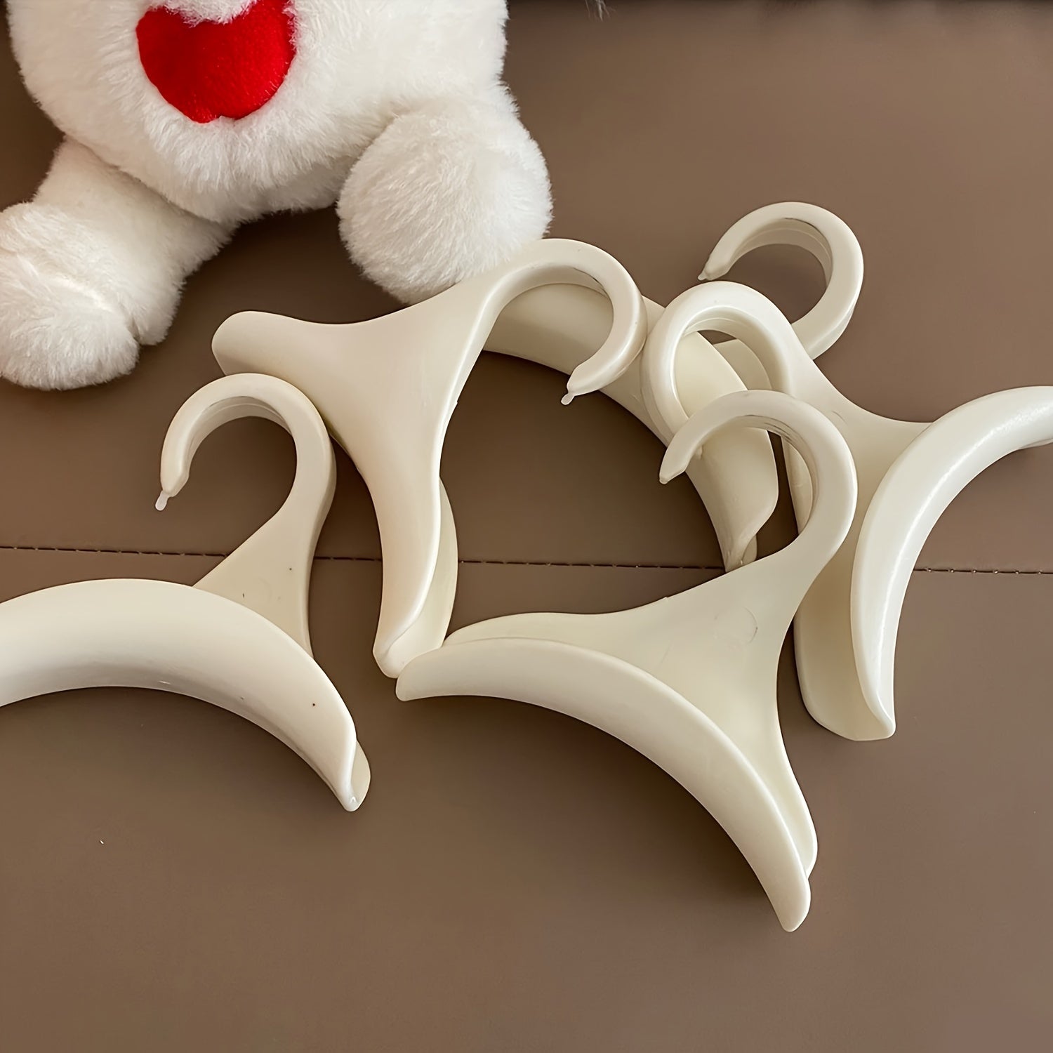 12-Pack Plastic Handbag Hangers for Purses Scarves and Totes in Casual Style