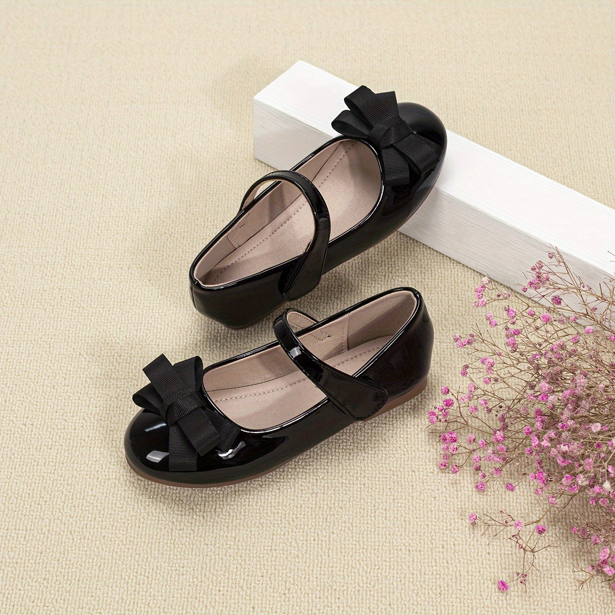 Qizlar uchun bog'ichli yumshoq tekis poyabzal, norasmiy yoki rasmiy tadbirlar uchun mukammal.