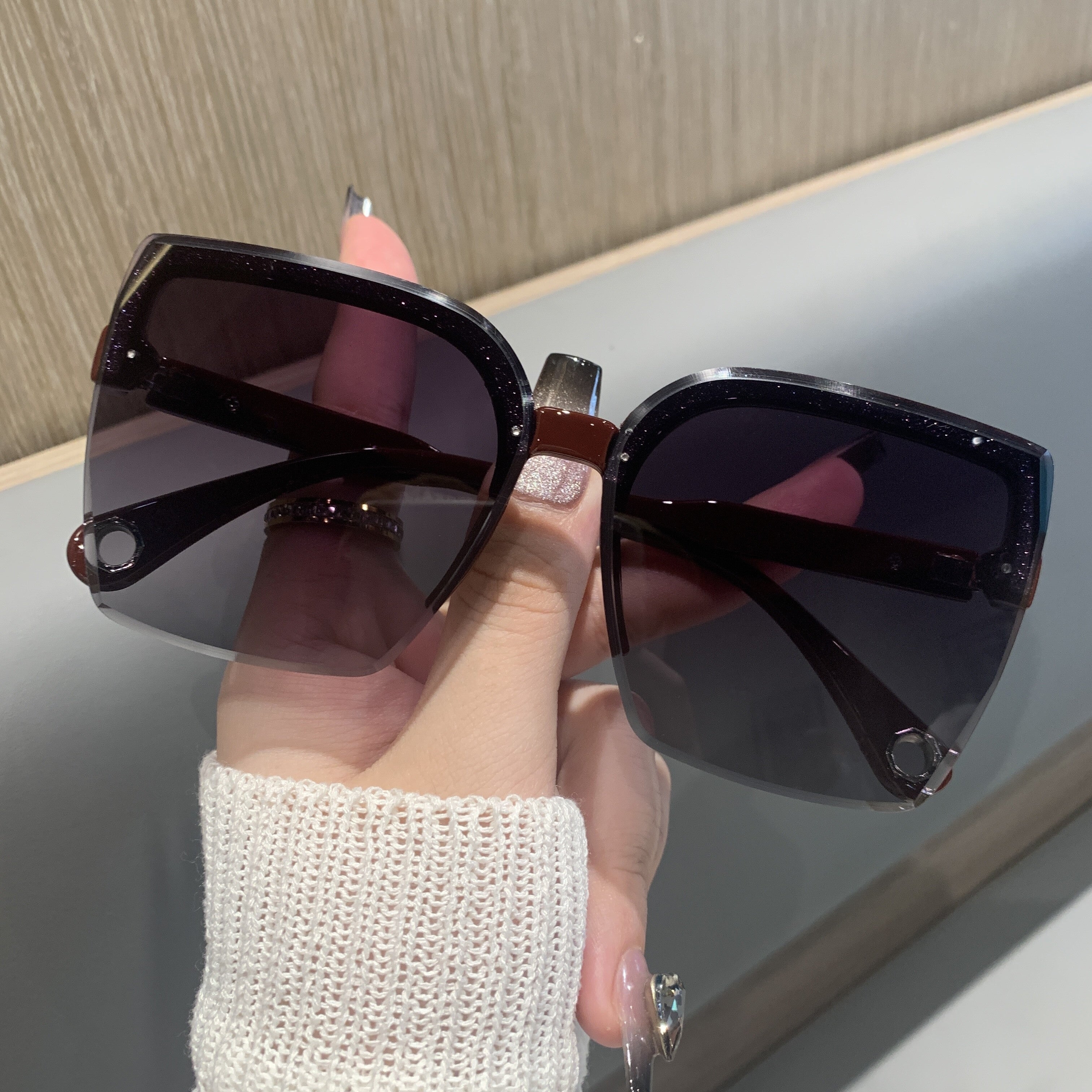 Gafas de sol grandes de ojo de gato semi sin marco con lentes degradados para mujeres y hombres