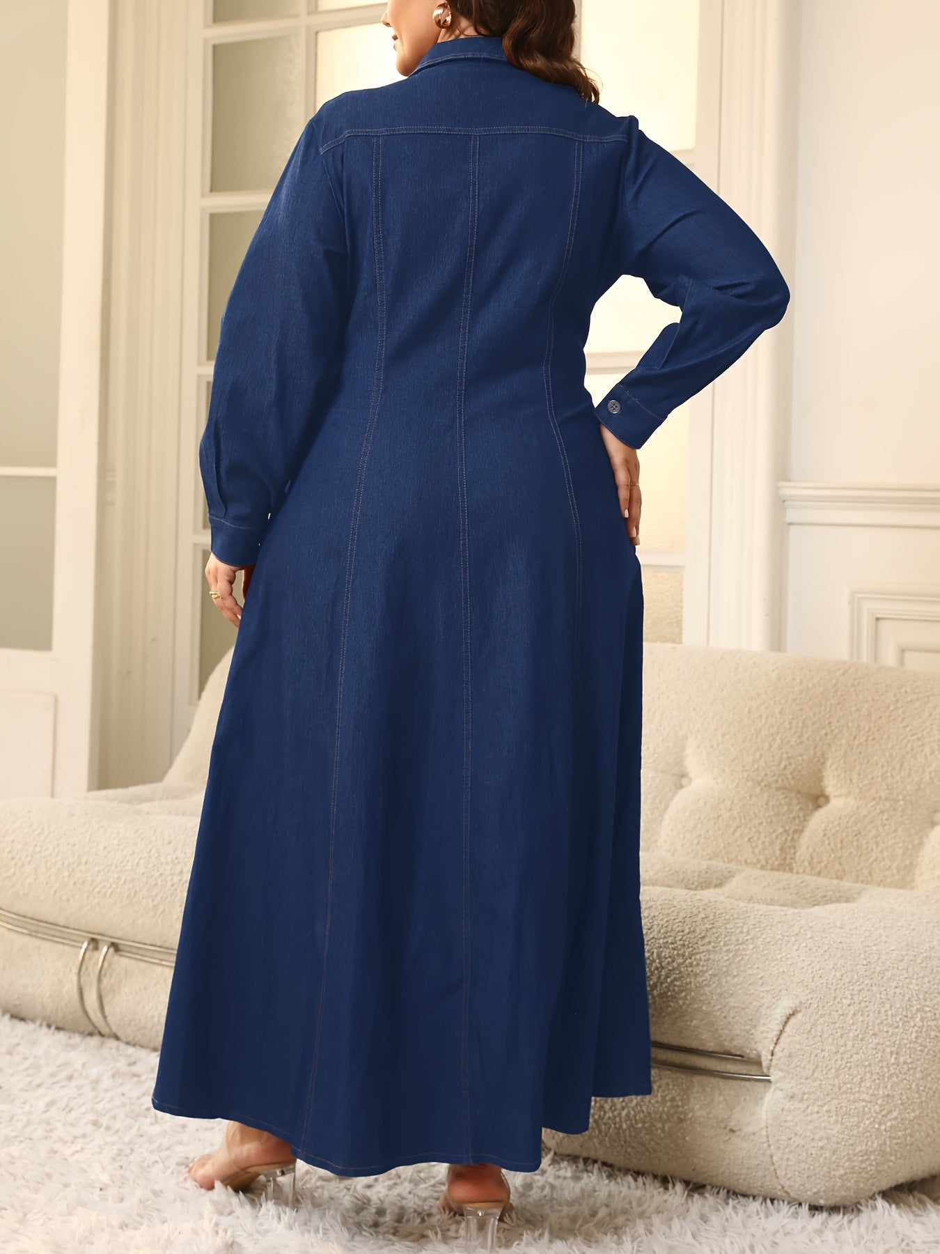 Ayollar uchun tasodifiy V-shaklidagi denim ko'ylak, 65% polyester, 35% paxta, ozgina cho'ziluvchan, bir xil rang, barcha mavsumlar, 290g/m² to'qilgan mato - moslangan uzun yengli uslub