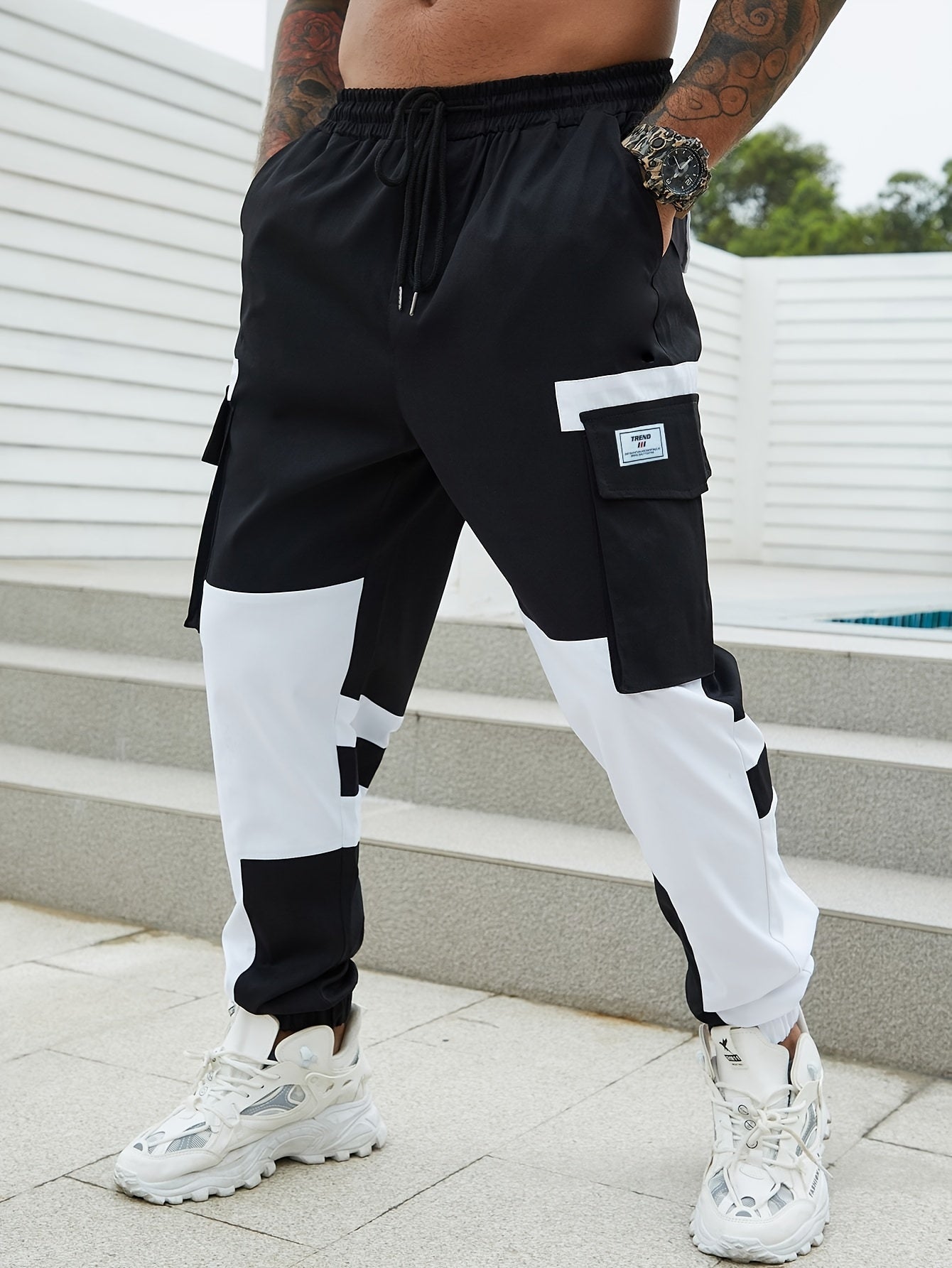 Katta o'lchamdagi erkaklar uchun asimmetrik rangli blokli yuk shimlari, sport ko'chasi uslubi uchun mukammal.