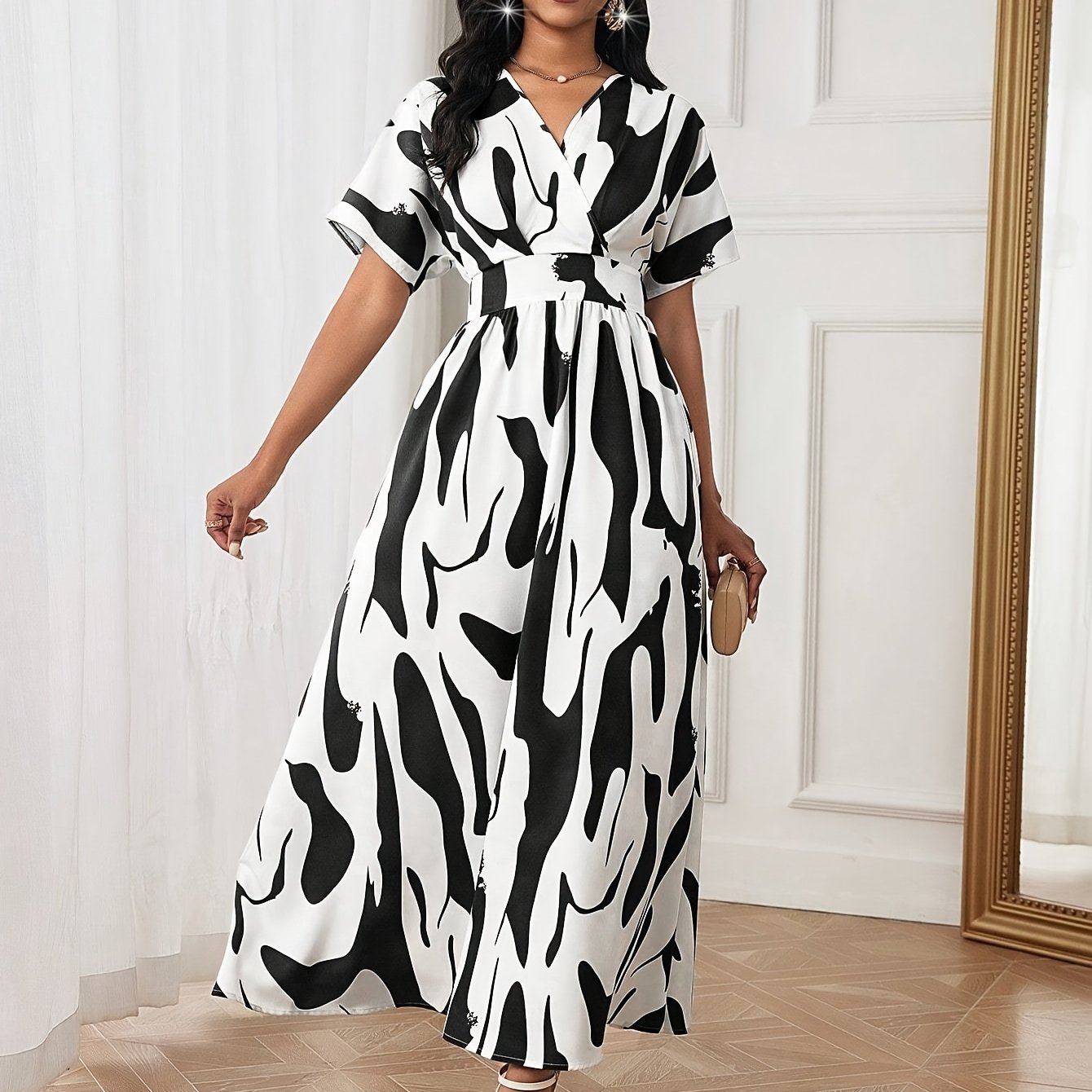 Rang blokli, siqilgan belbog‘li A-chiziqli kiyim, V-shakllı bo‘yin va qisqa qo‘llar bilan yoz uchun