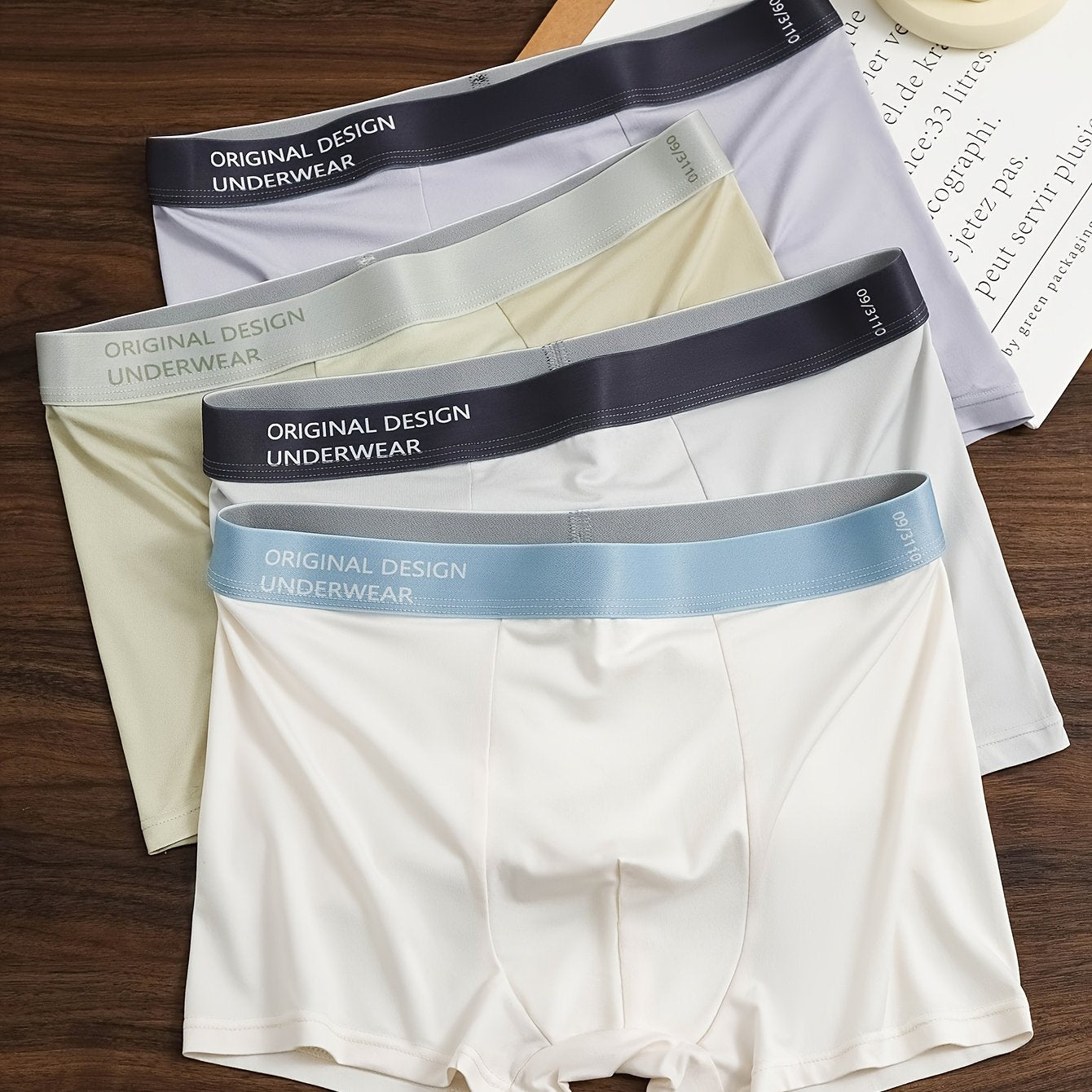 Erkaklar uchun ikki rangli boxer shortlar, nafas oladigan polyester spandeks aralashmasidan tayyorlangan, o'rtacha cho'ziluvchan trikotaj mato. Tropik naqsh va qarama-qarshi bog'ich bilan bezatilgan, kundalik kiyish uchun mukammal.