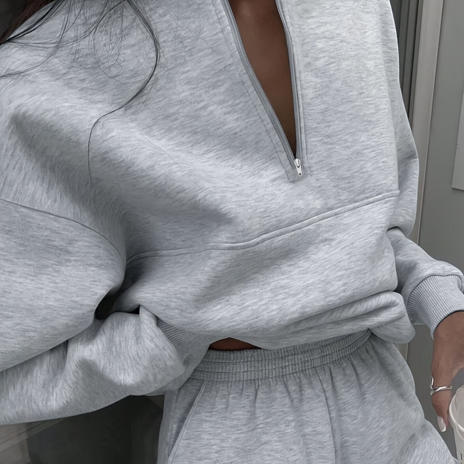 Ayollar uchun tasodifiy moda to'plami, 95% polyester va 5% spandeksdan tayyorlangan, turli ranglarda turg'un bo'yinli sviter va shimlarni o'z ichiga oladi. Kuz/qish mavsumlari uchun mos, to'qilgan mato bilan.