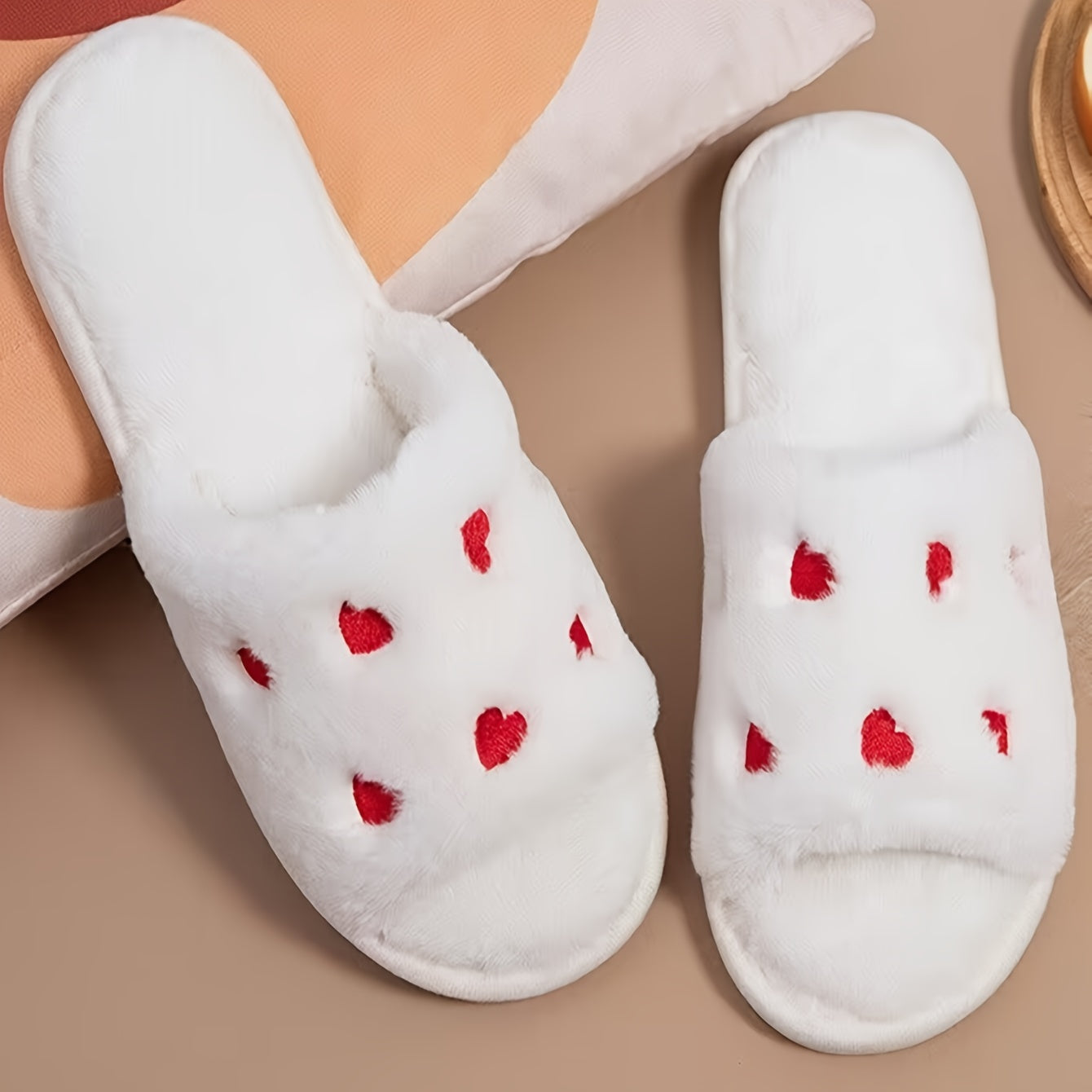 Pantuflas de felpa con punta abierta para mujer, patrón de corazón, calzado casual para interiores