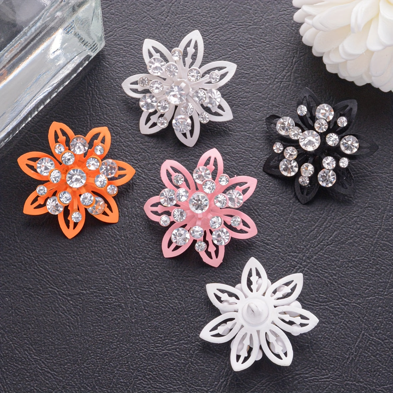 Kiyimlar va kostyumlar uchun 3 ta rang-barang gul bezakli rhinestone tugmachalar to'plami