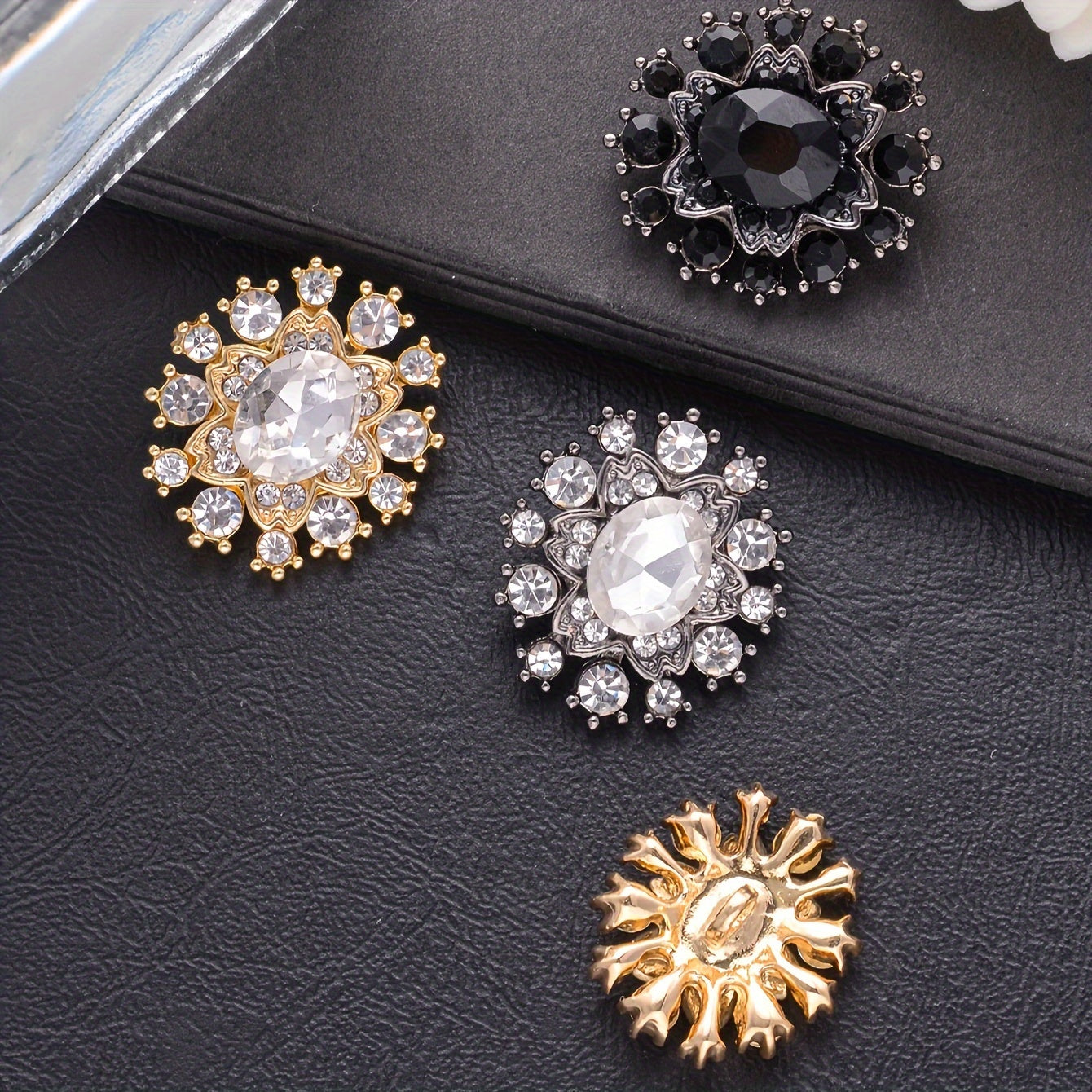 Kiyimlar, sviterlar, blazerlar uchun besh ta rhinestone zink alloy tugmasi to'plami