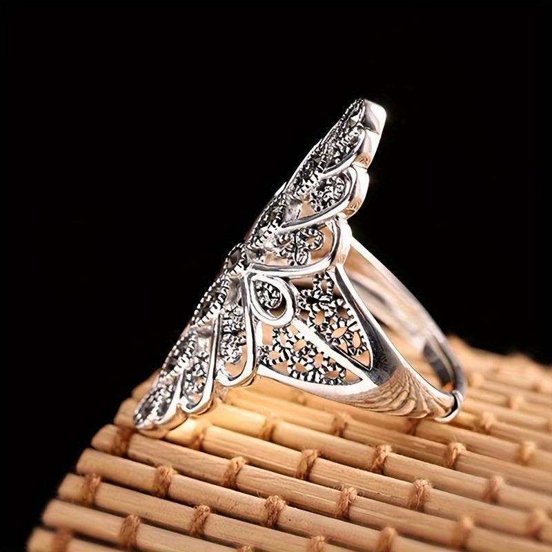 Haqiqatanan noyob sovg'a, bu 6.8 grammli retro bo'sh yurak shaklidagi uzuk 925 kumushdan yasalgan bo'lib, qora zirkoniya bilan o'ziga xos oval to'rt qopqoqli joylashuvga ega. Nozik zargarlikni qadrlaydigan ayollar va erkaklar uchun mukammal.