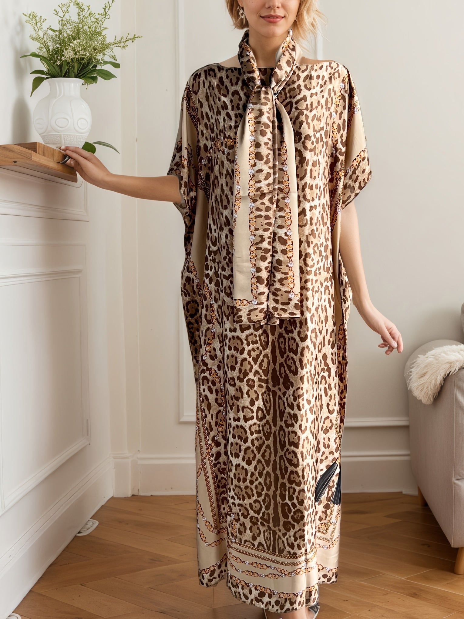 Ayollar uchun katta o'lchamli ikki rangli leopard bosimi bilan turk kaftan kiyi va sharf