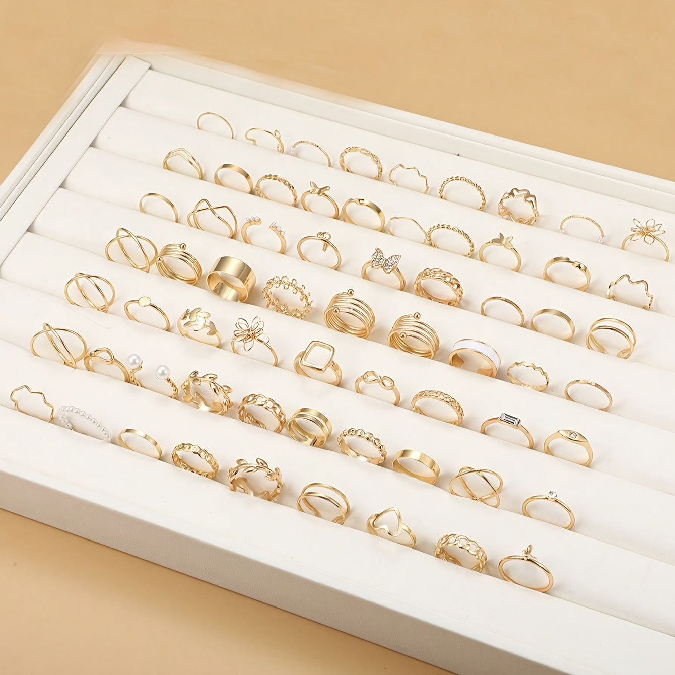 Ayollar uchun gullar, kapalaklar va yurak shaklidagi dizaynlarga ega 66 ta moda uzuklar to'plami