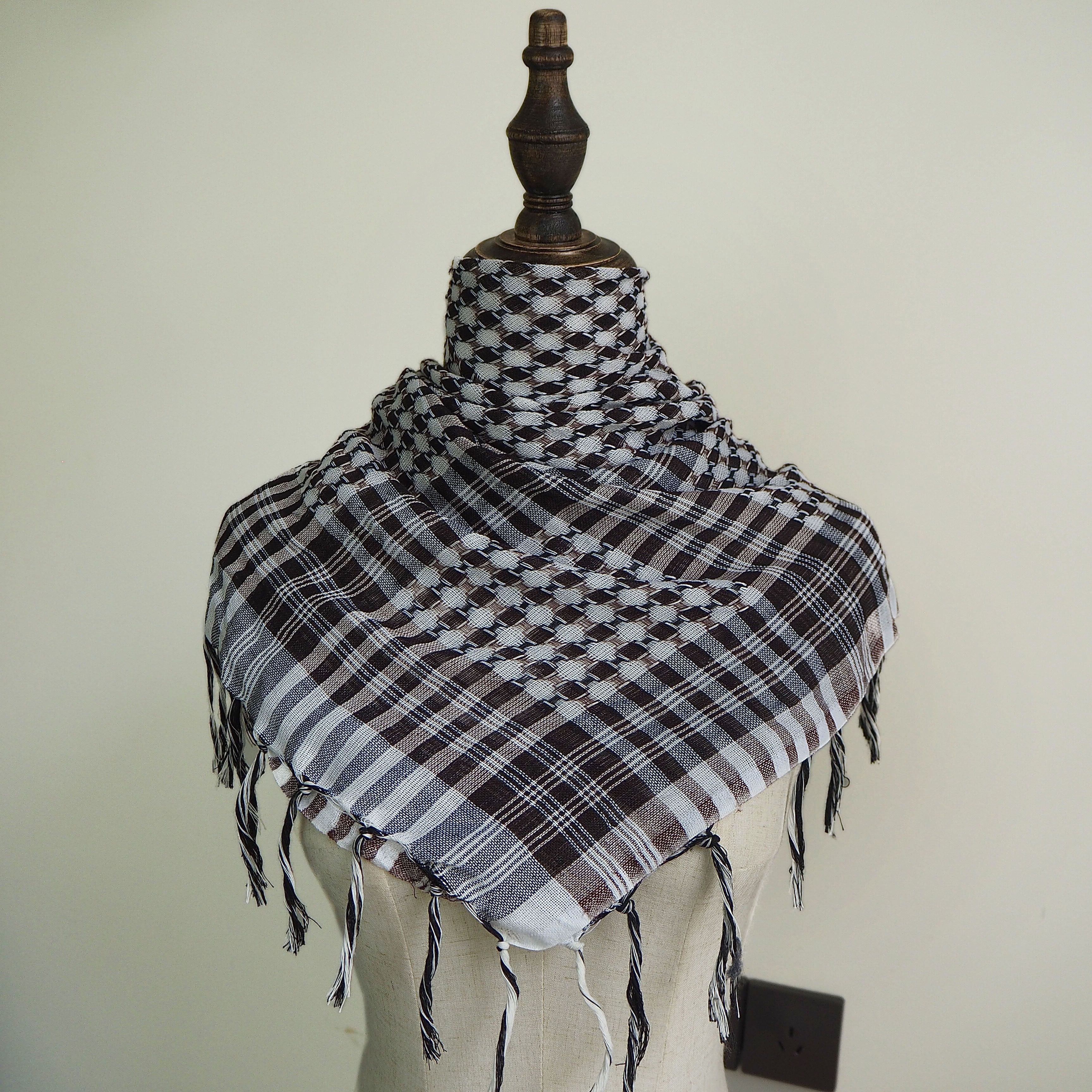 Qora va oq tekislangan polyester hijab sharf, tassellar bilan, shamolga chidamli, quyoshdan himoyalovchi shalvar, ochiq havoda faoliyat uchun