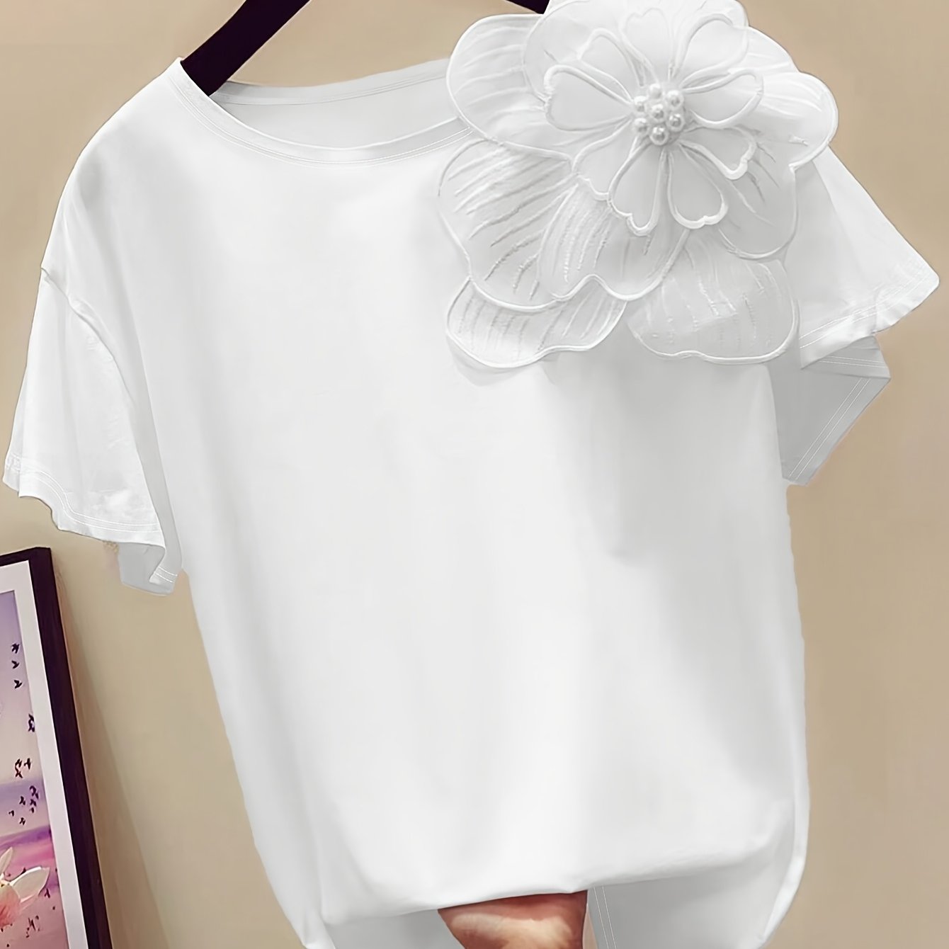 Кэжуал шикарная футболка однотонного цвета с 3D цветочной аппликацией, идеально подходит для весны/лета. Машинная стирка, полиэстеровый микс.