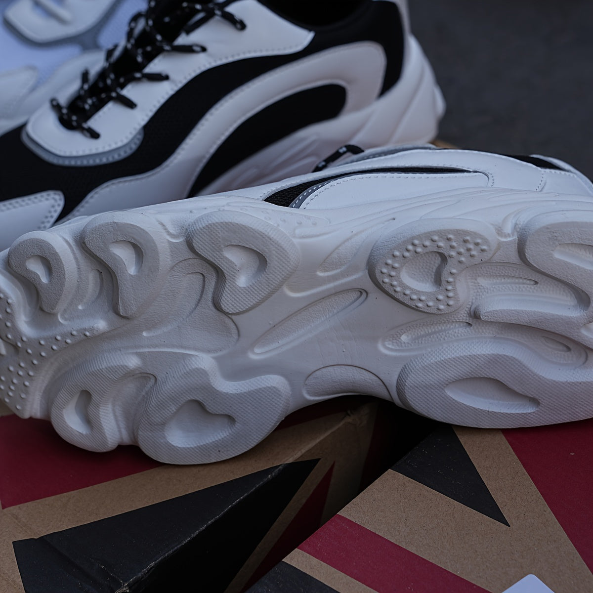 Erkaklarning ochiq havoda faoliyatlari uchun retro ko'rinishga ega aks ettiruvchi qalin poyabzal.