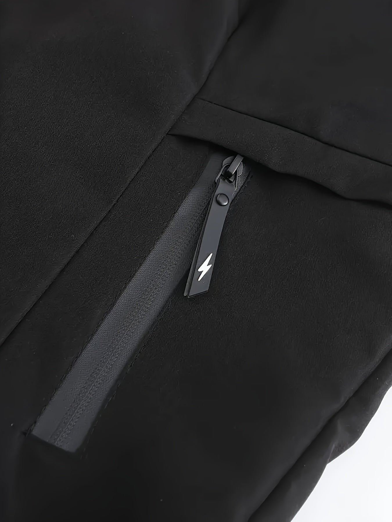 Yozgi va kuz mavsumlari uchun mo'ljallangan, tikuvli detali bo'lgan erkaklar uchun shamol o'tkazmaydigan kapüşonli jaket.