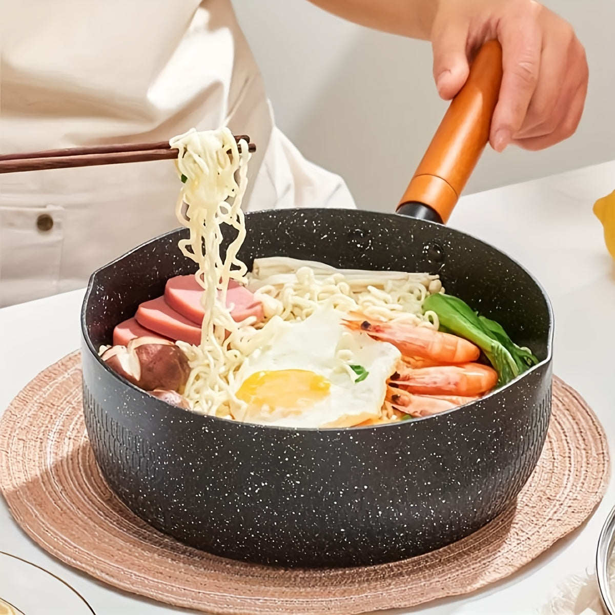 Ushbu yopishqoq bo'lmagan alyuminiy qozon sho'rva, sut va makaron tayyorlash uchun mo'ljallangan. U induktsion pechlar bilan mos keladi va uy oshxonalarida foydalanish uchun ideal.