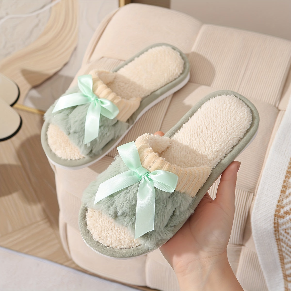 Ayollar uchun shpatovkali qulay slayd sandal, bowknot bilan, kulrang va qaymoq rangli ichki va tashqi foydalanish uchun