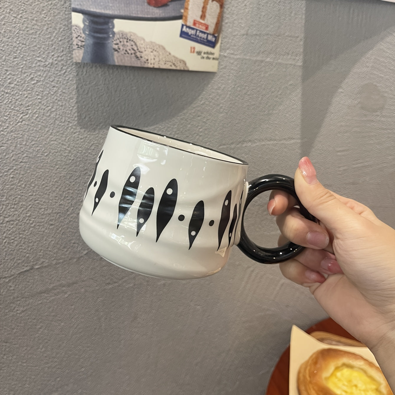 Taza de cerámica a cuadros en blanco y negro para uso en el hogar y en restaurantes