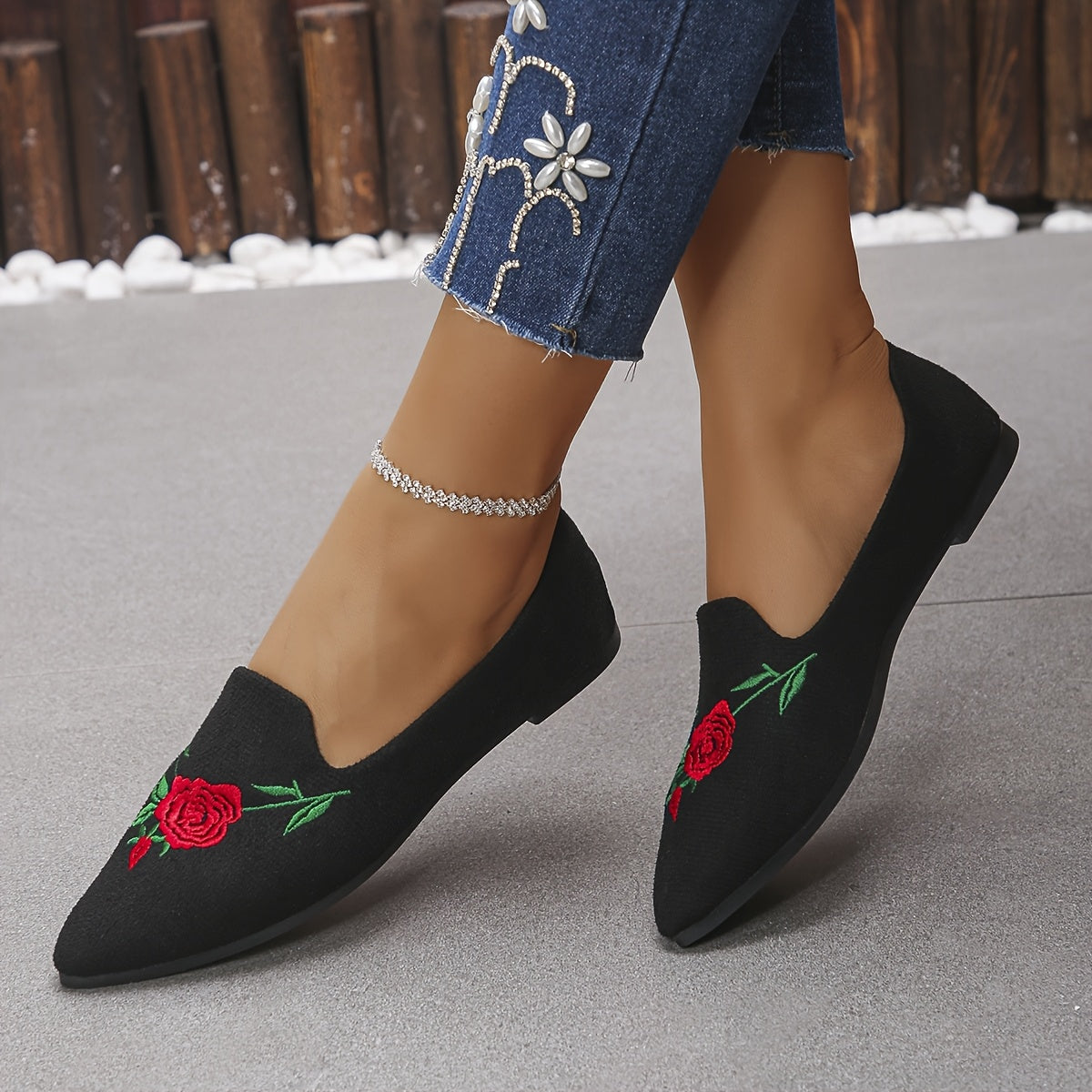 Zapatos planos negros con bordado floral para mujer - Zapatos slip-on de punta estrecha
