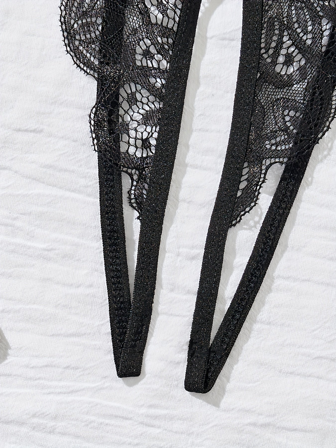 Чёрный кружевной комбинезон с открытым бра с глубоким V-образным вырезом и без промежности.