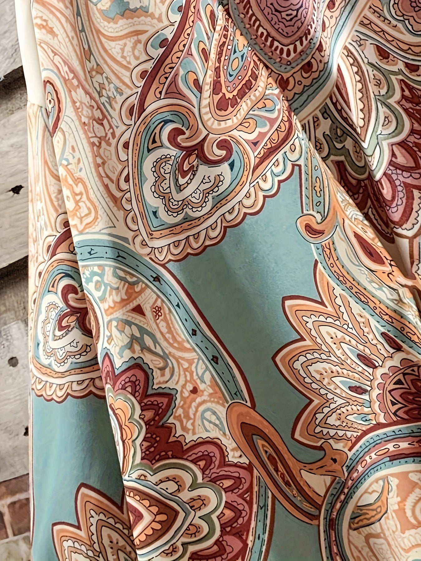 Katta o'lchamdagi ayollar uchun gullar naqshidagi ikki qismli to'plam ochiq old qismi va elastik belli shimlarni o'z ichiga oladi.