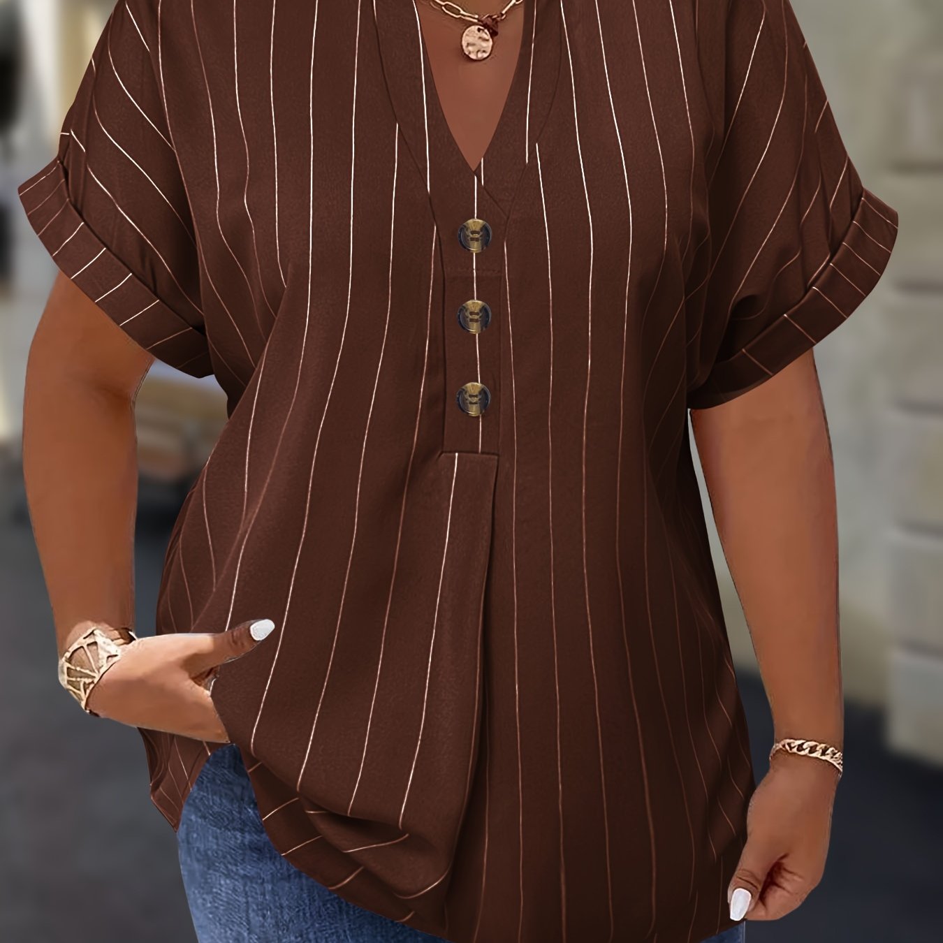 Plus o'lchamdagi ayollar bluzkasi chiziqli raglan ko'kraklar bukilgan yelka o'rashli bo'yinbog'li bezakli tugmachalar