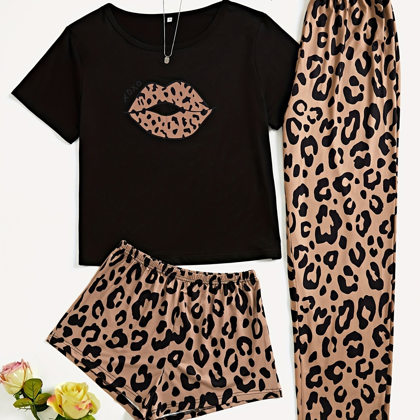 Conjunto de pijama de 3 piezas para mujer con estampado de leopardo y labios, camiseta de manga corta, pantalones cortos y pantalones largos, ropa de dormir