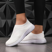 Ayollar uchun nafas oladigan slip-on sport poyabzali, qora tarmoq mato, kundalik qulaylik uchun yurish poyabzali
