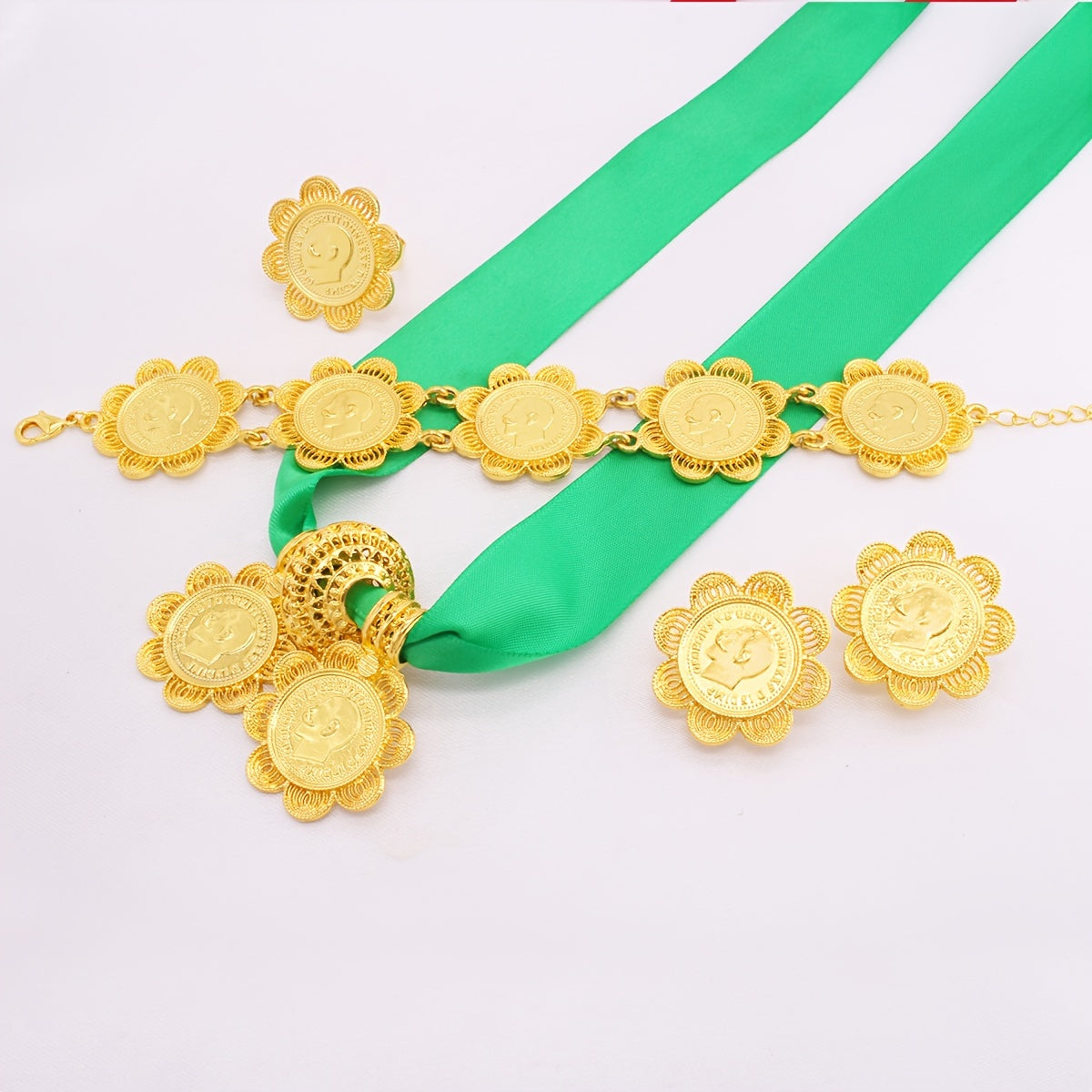 5 ta qismdan iborat hashamatli zargarlik to'plami, shu jumladan, taqinchoqlar, marjon, bilaguzuk va uzuk. Bir nechta ranglarda tanlash uchun muhr va gullar chetiga ega dizaynni o'z ichiga oladi. An'anaviy kelin kiyimlari uchun mukammal.