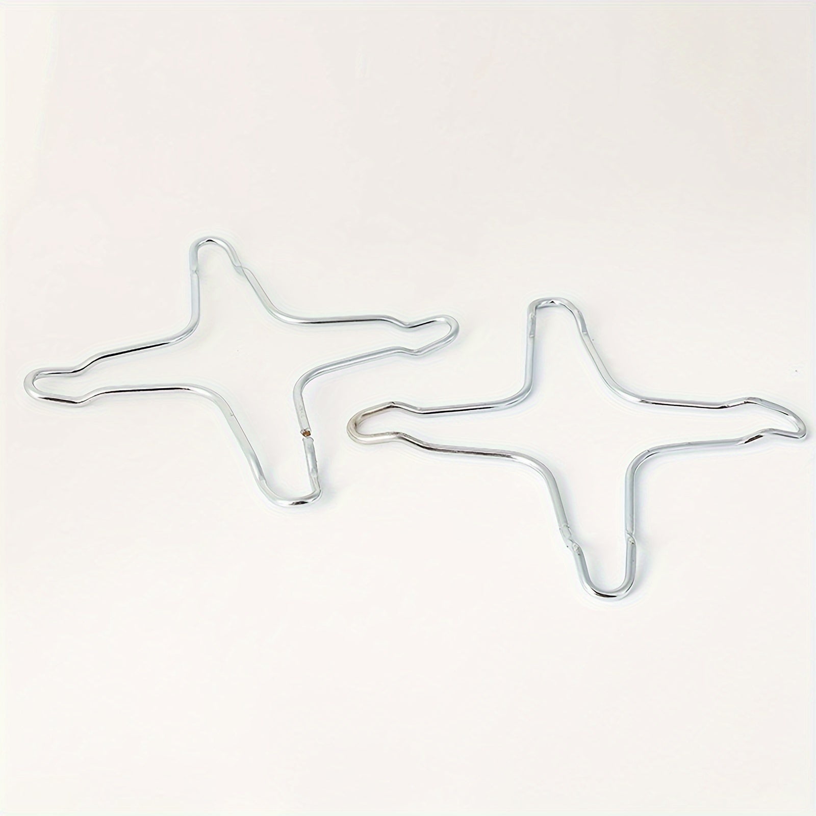 Gaz pechkasiga mo'ljallangan zanglamaydigan po'latdan yasalgan ikkita qavs, lagerda va oshxonada pishirish uchun ideal, issiqlik tarqatish plitasi va mini qozon ushlagichni o'z ichiga oladi.