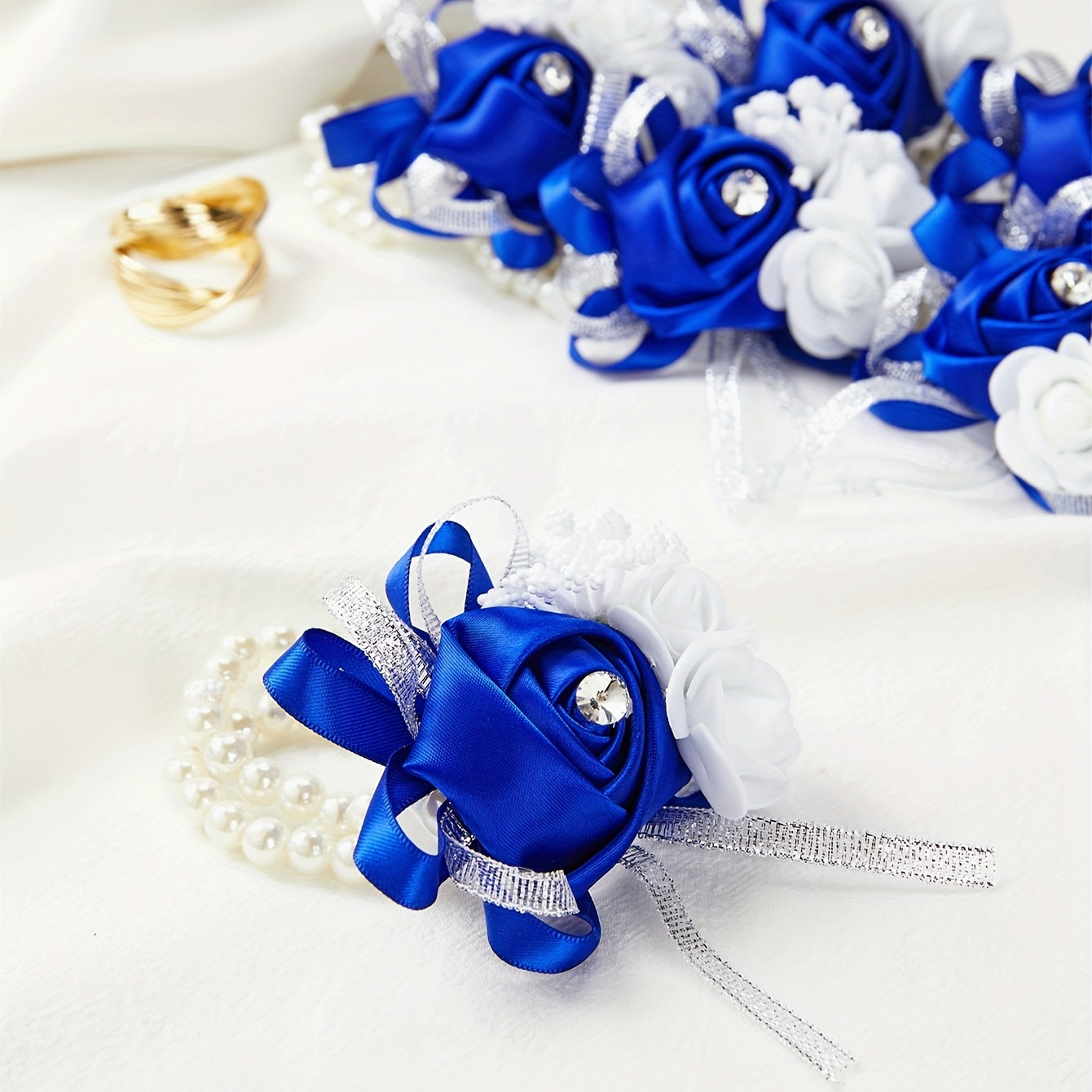 Chiroyli mato gulchambarlar, marjonlar va rhinestones bilan to'ldirilgan, kuyovlar va rasmiy tadbirlar uchun