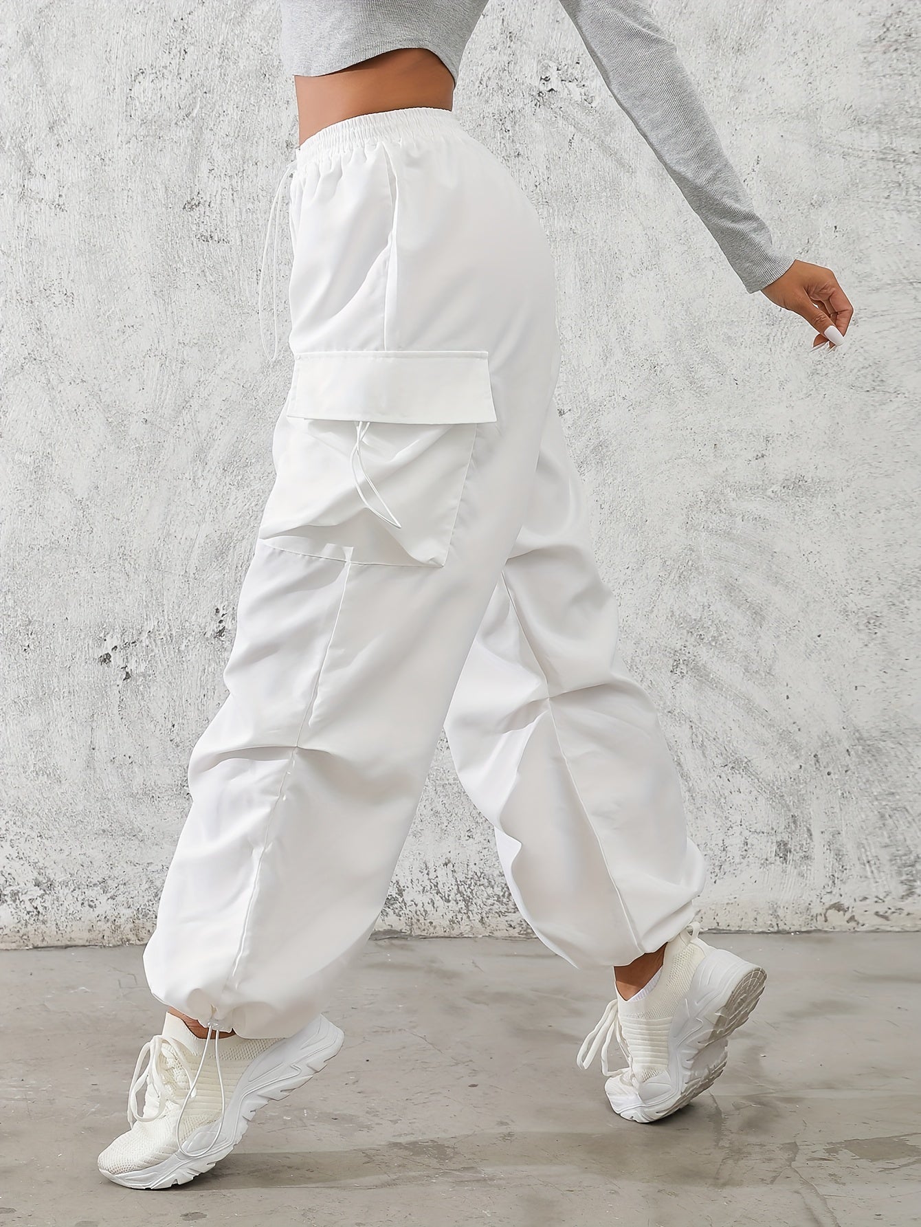 Ayollar uchun bir rangli tasodifiy qopqoq cho'ntakli yuk shimlari.