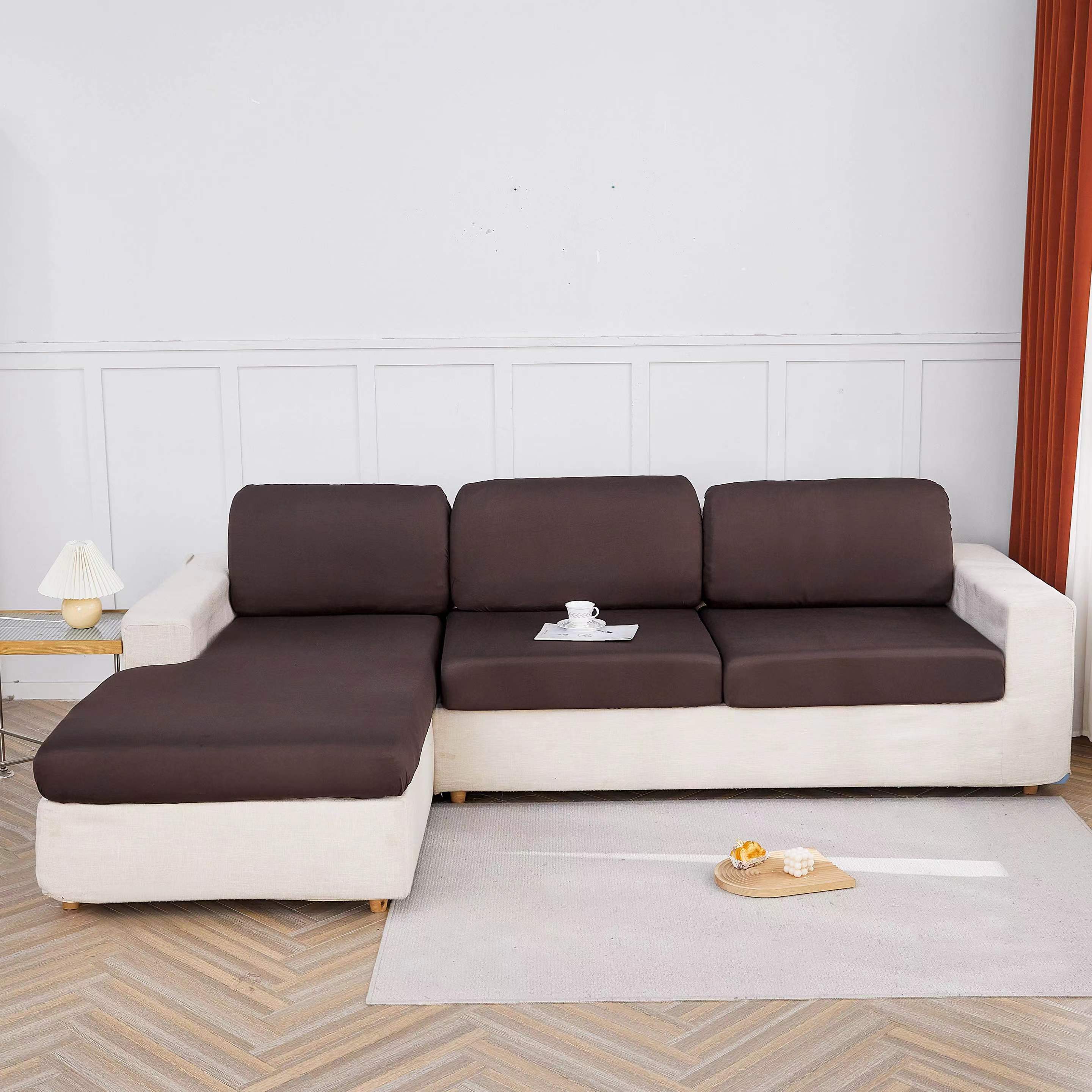 Elastik pastki bilan cho'ziladigan divan yostiq qoplamasi, yashash xonasi divanlarida oson olib tashlash va chizish qarshiligi uchun mo'ljallangan.