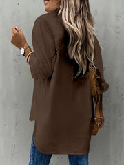 Plus o'lchamli ayollar uchun yengil ko'k rangli kundalik bosma tugma bilan old qismi ko'krak cho'ntaklari bilan ko'ylak