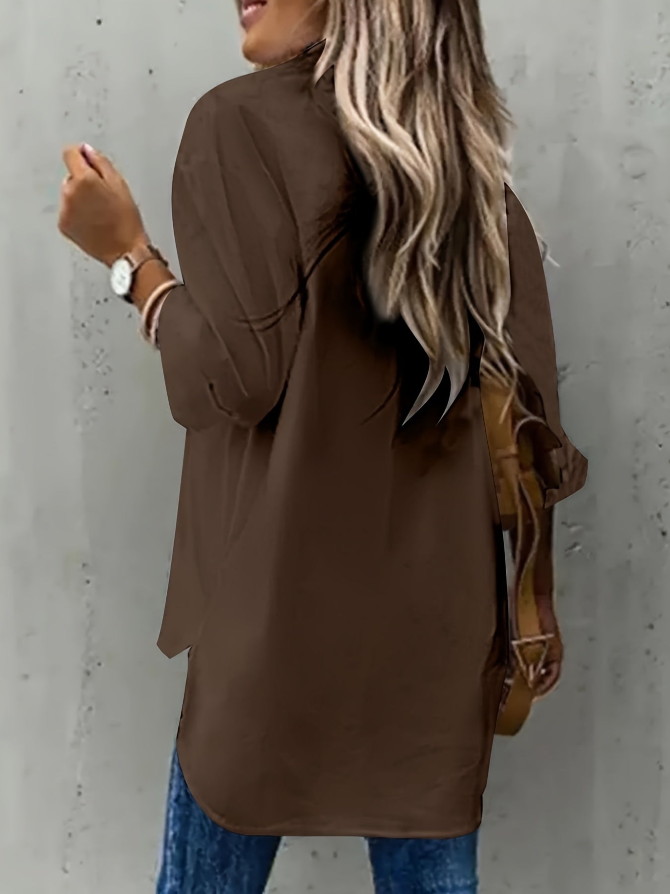 Plus o'lchamli ayollar uchun yengil ko'k rangli kundalik bosma tugma bilan old qismi ko'krak cho'ntaklari bilan ko'ylak