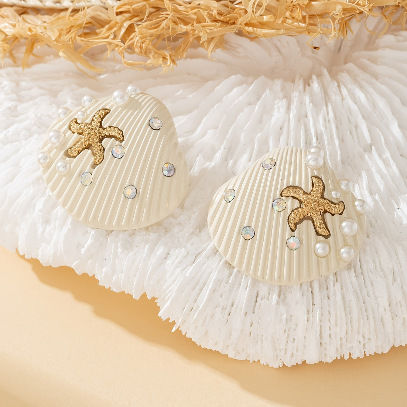 Ta'til ilhomlantirgan Yulduzcha Qobiq Stud Momoqlari, Marvarid va Rhinestone Tafsilotlari bilan, 18K Oltin Qoplangan Alyuminiy, 925 Sterling Kumush Post, Retro Emal Dizayni Kundalik Kiymak yoki Sovg'a Berish Uchun