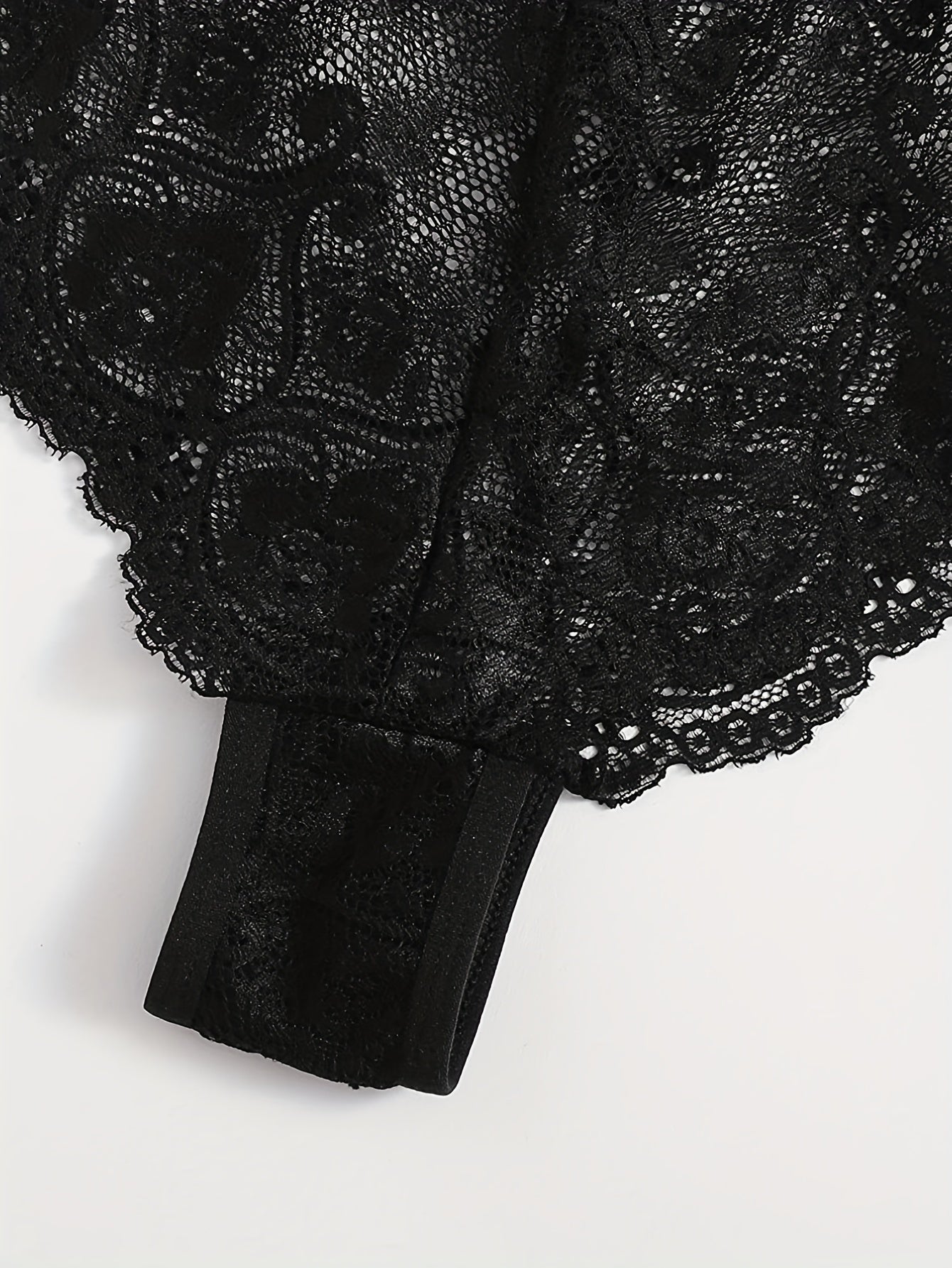 Ayollar uchun saten dantelli lounge to'plami, robe, kamishka va pastki qismlar bilan, jozibali va qulay dizayni bilan.