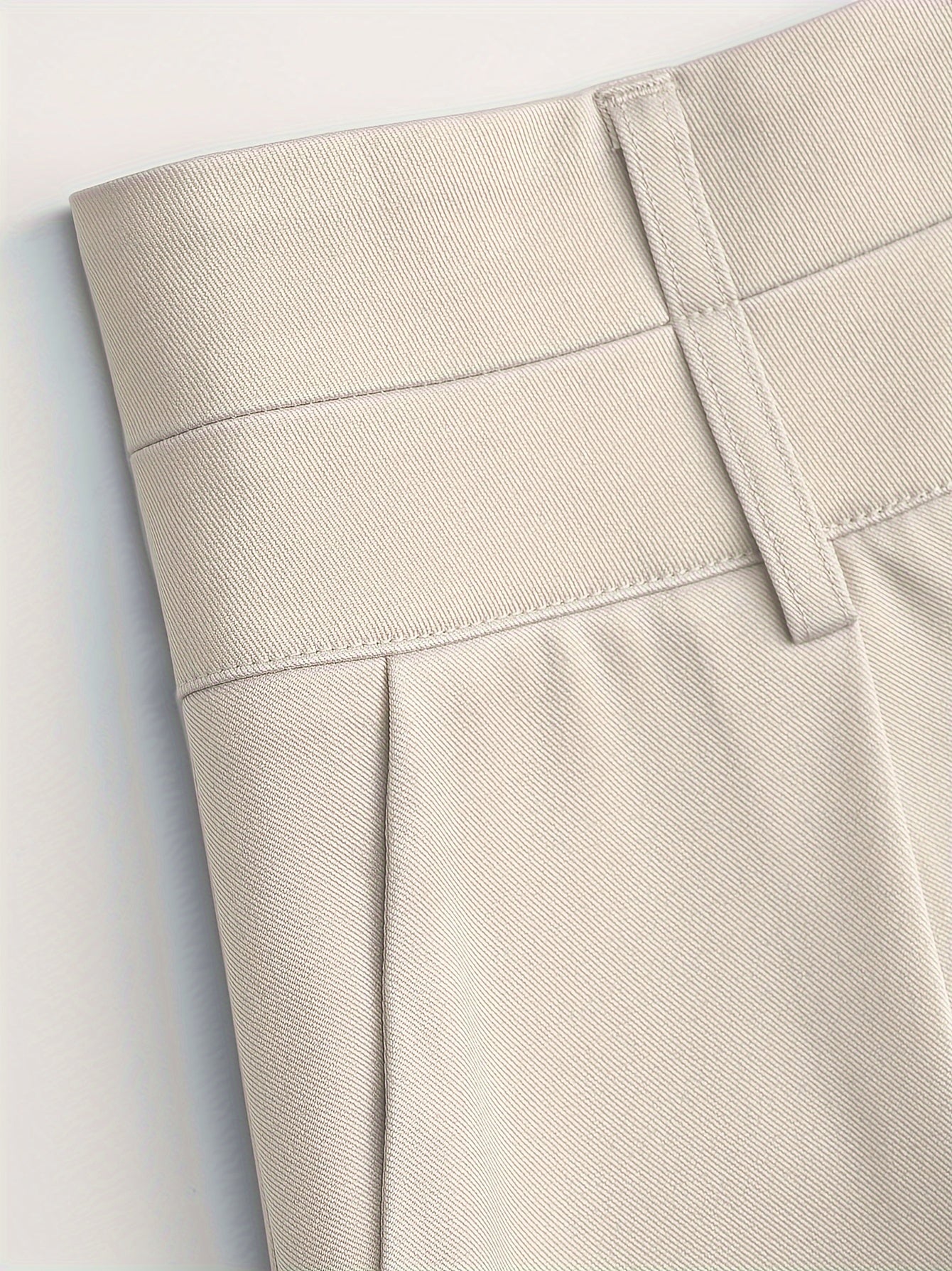 Ayollar uchun yuqori belli keng oyoq shimlar, bir rangda, polyester aralashmasidan tayyorlangan. Tugma tafsiloti mavjud va barcha mavsumlar uchun mos keladi.