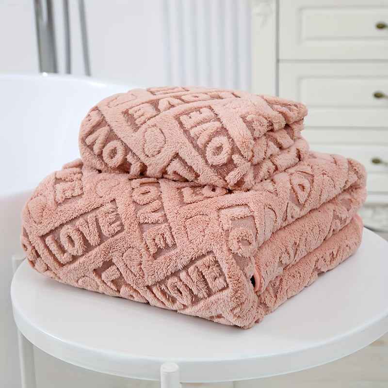 "Love Textured Bath Linen Set" qalin so‘ruvchi yuz sochiq va yumshoq dush sochiqni o‘z ichiga oladi. To‘plam 1 ta hammom sochiq va 1 ta qo‘l sochiqdan iborat bo‘lib, hammom yoki uyda foydalanish uchun mukammaldir.