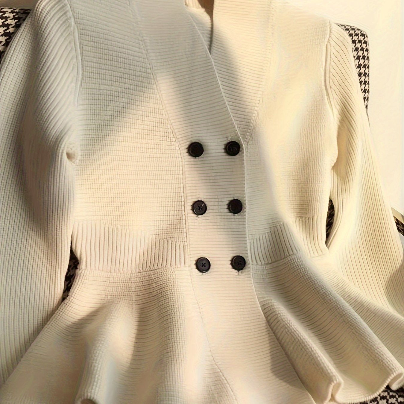 Qattiq rangdagi zamonaviy V-shaklidagi kardigan, qalin to'qima, keng kesim, issiq viskoza/poliester aralashmasi. Kuz/qish uchun ideal.