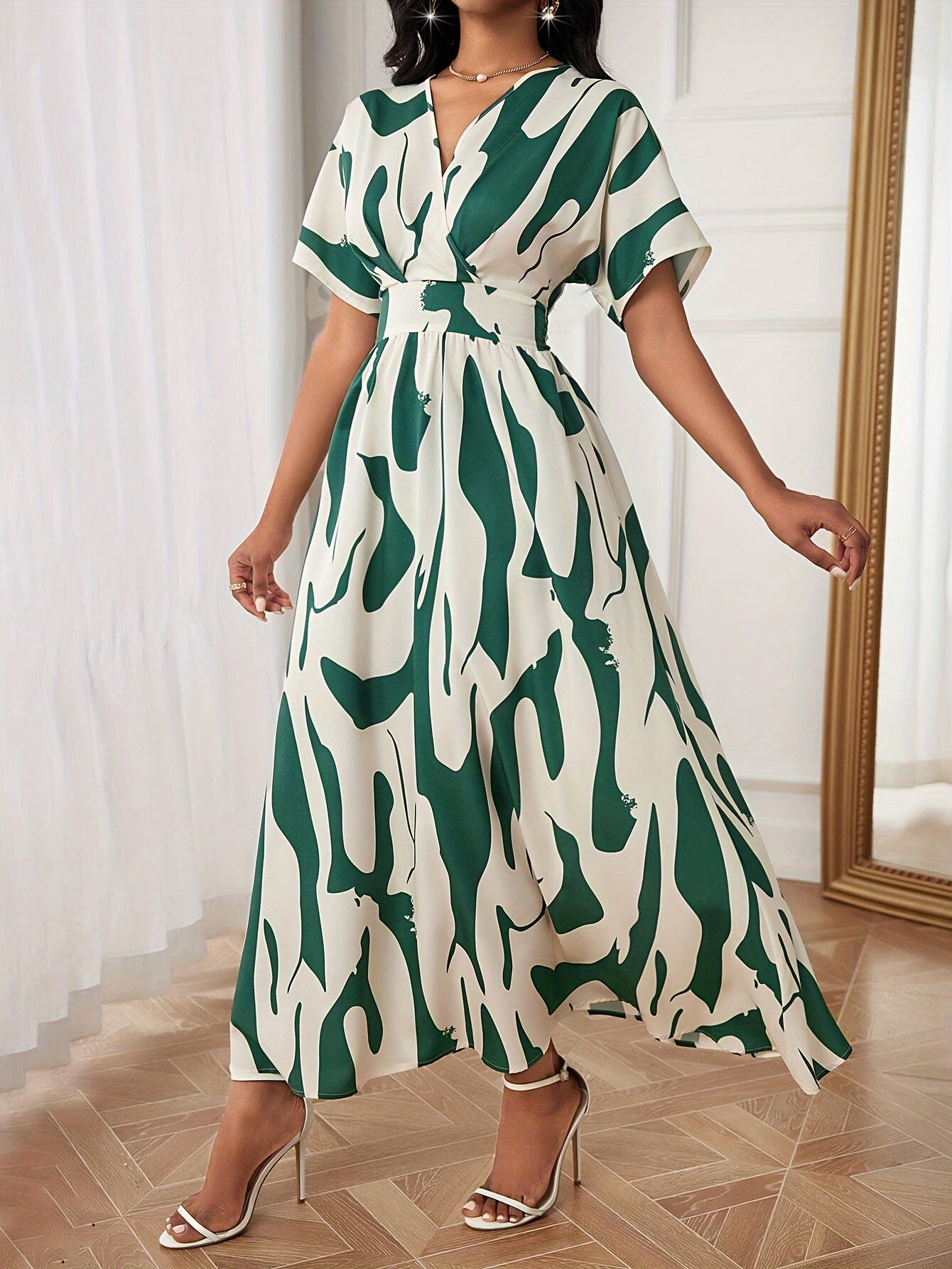 Rang blokli, siqilgan belbog‘li A-chiziqli kiyim, V-shakllı bo‘yin va qisqa qo‘llar bilan yoz uchun