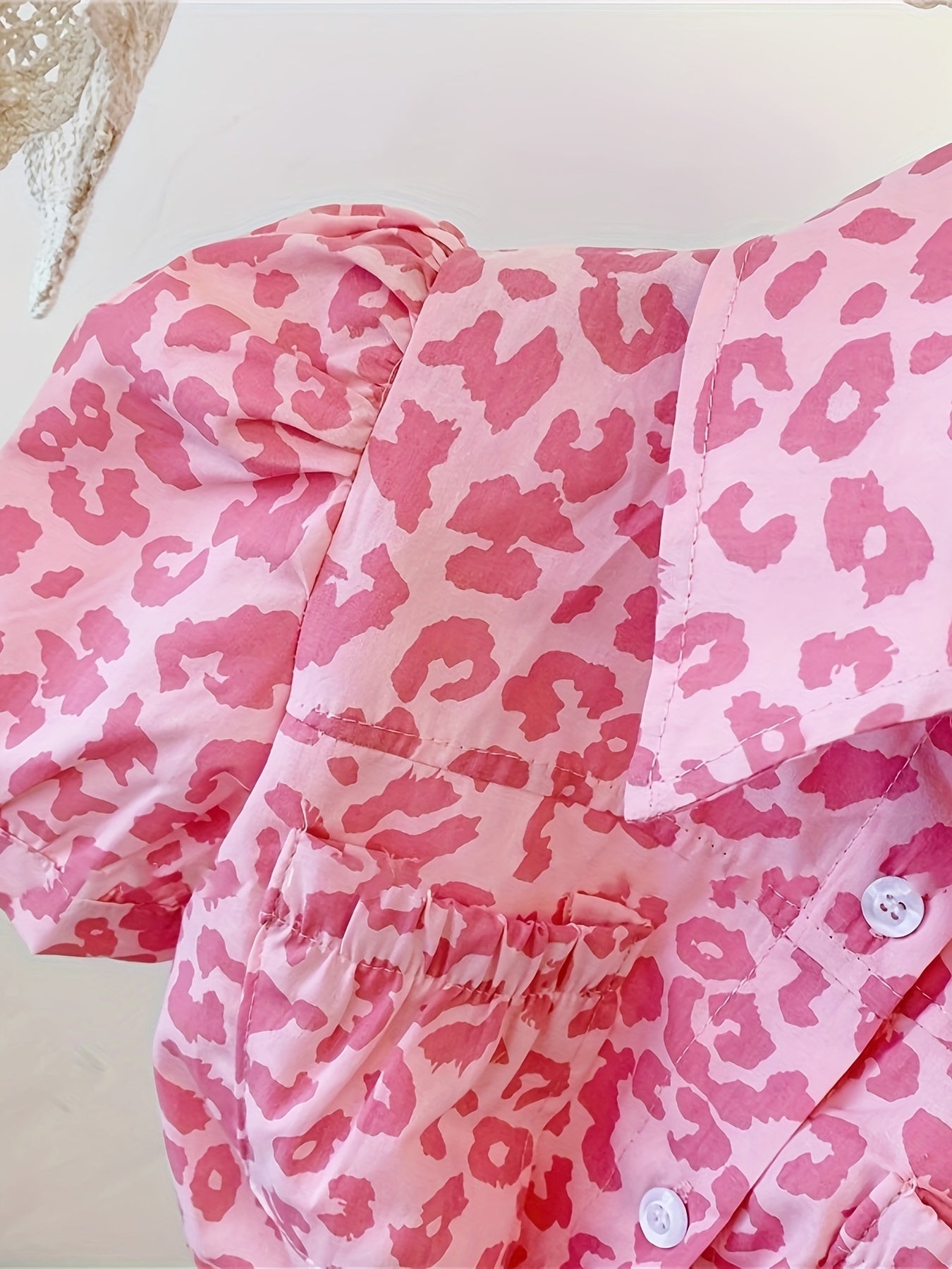 Conjunto de leopardo rosa para niñas con camisa de manga corta y falda con volante