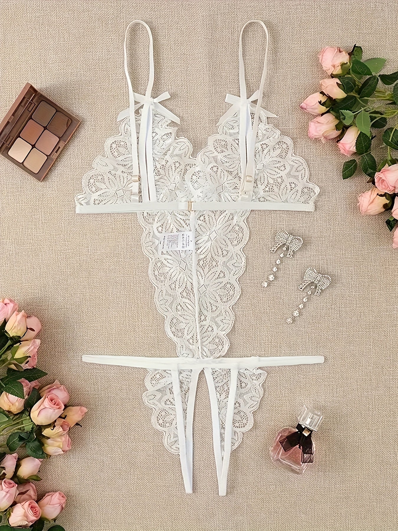 Yengil orqa va dantel thong bilan bezatilgan bow-dekorli bo'linma chashka bodysuit ayollar uchun.