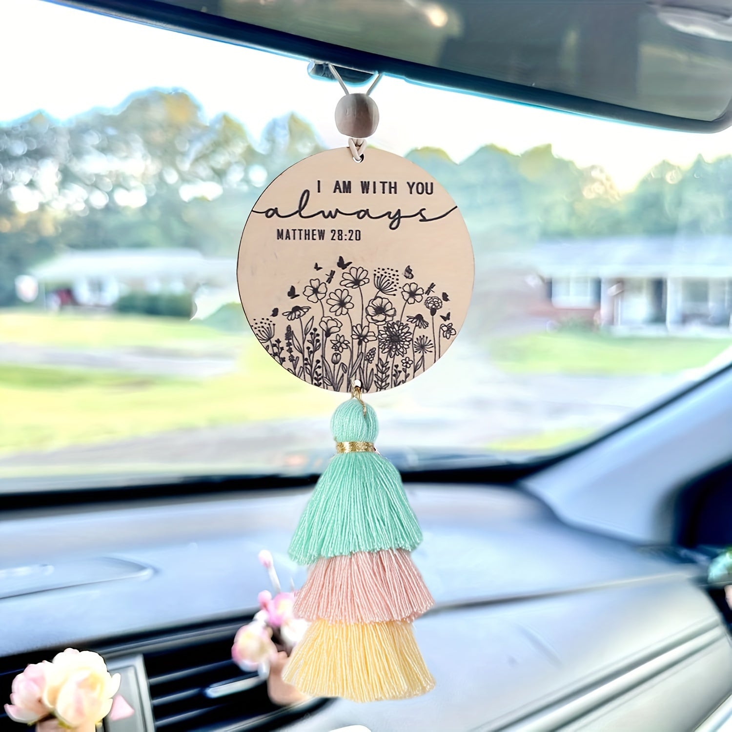 Diniy transport uchun orqa ko‘zg‘ga osiladigan bezak, tassel bilan