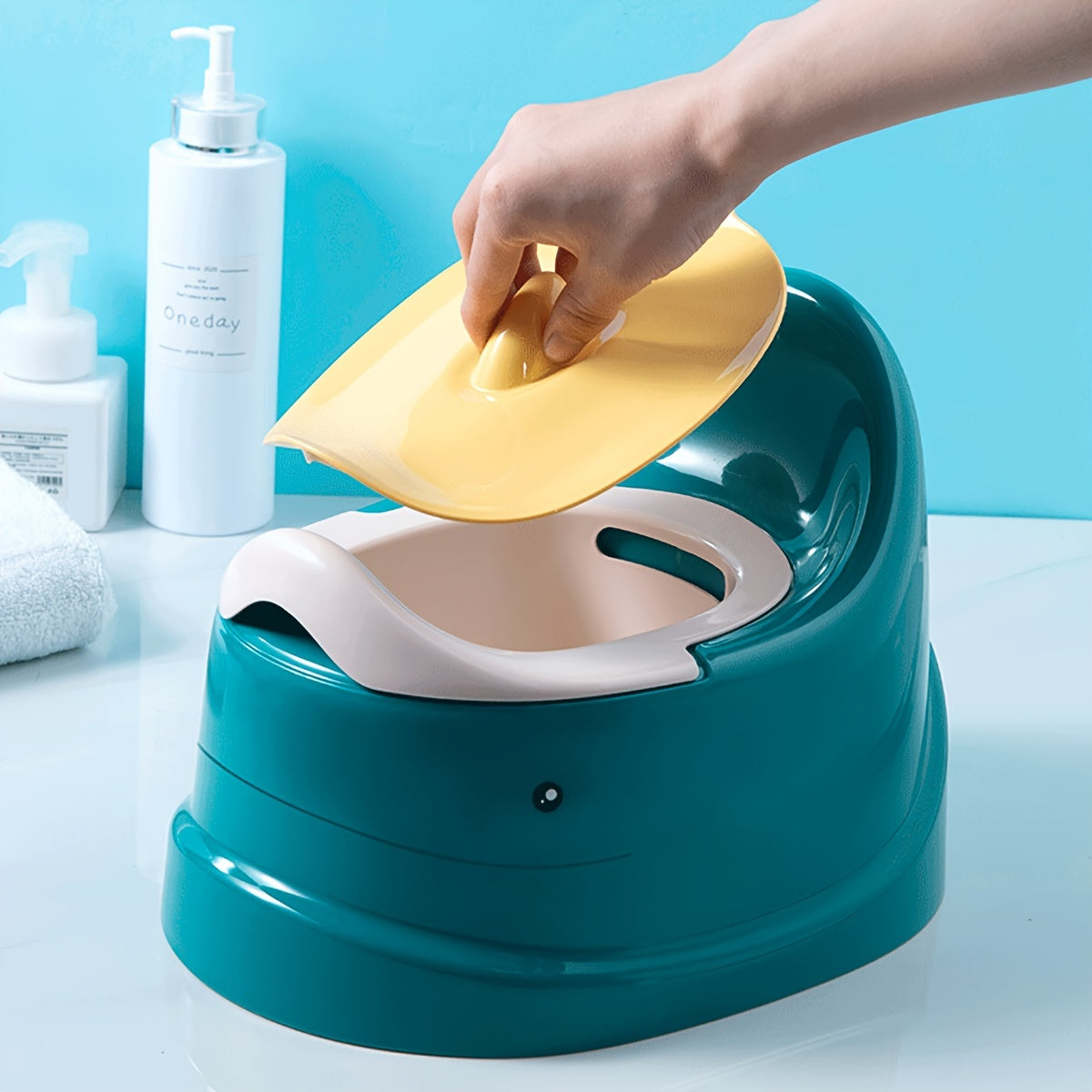 Bolalar uchun sevimli kit qiyofasidagi plastik hojatxona stuli, mustahkam qayta ishlatiladigan o'qitish hojatxonasi, mustaqil hojatga o'qitishni rag'batlantiradi, o'g'il va qizlar uchun aralash ranglarda mavjud, 3-6 yoshgacha mos keladi.