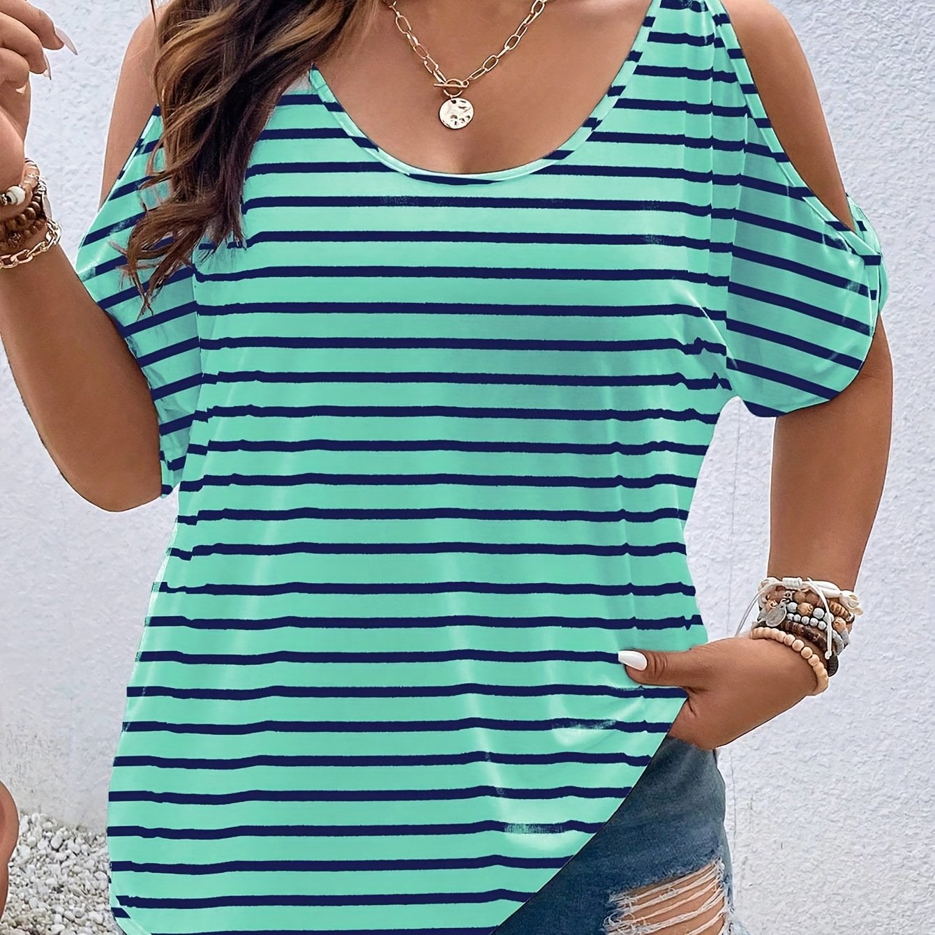 Camiseta casual de rayas con hombro descubierto para mujer de tallas grandes