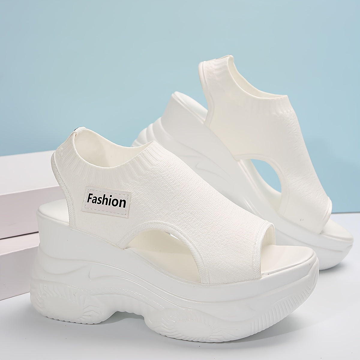 Ayollar uchun oddiy rangdagi, yumshoq taglik, elastik to'qilgan platforma va poyabzal balandligi bilan tasvirlangan tasodifiy sandallar. Ta'til va yurish uchun ideal.